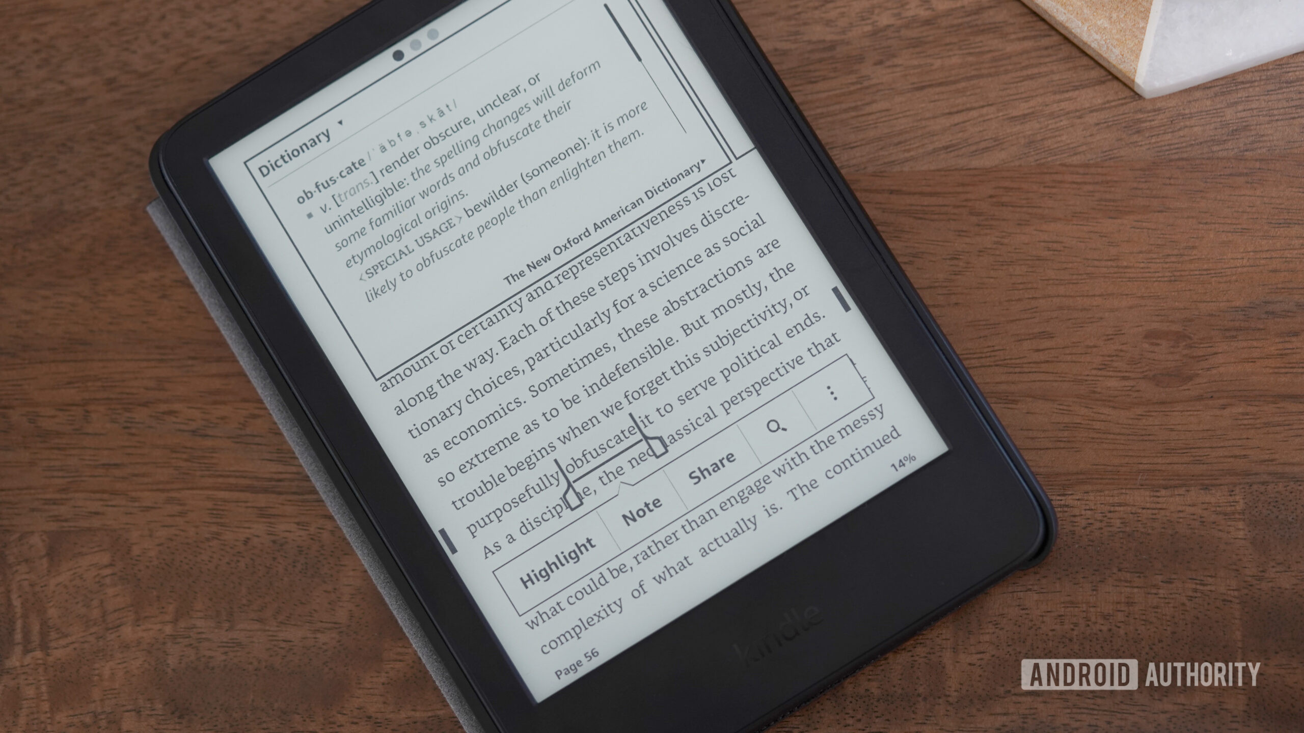 Um usuário procura uma palavra em seu Kindle.