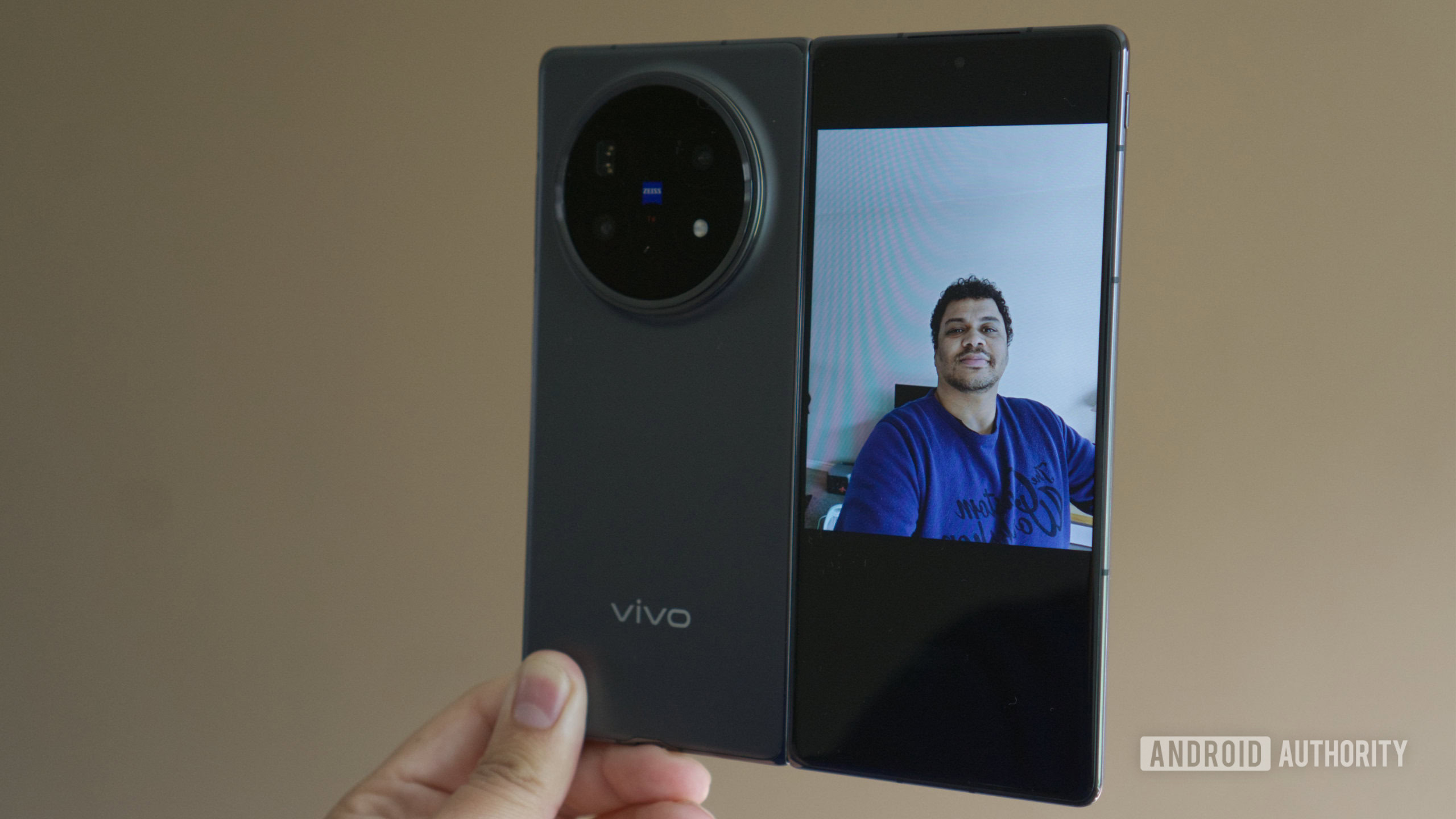 Visualização de selfie da câmera traseira do Vivo x Fold 5 Visualização de selfie da câmera traseira do Vivo x Fold 5