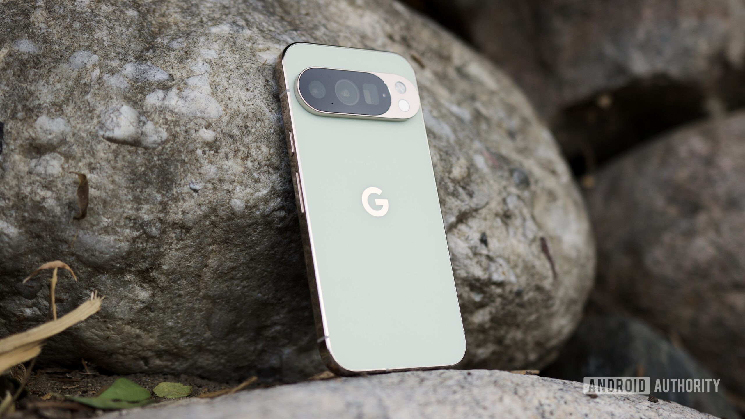 O Google Pixel 10 Pro em Jade, deitando uma rocha.