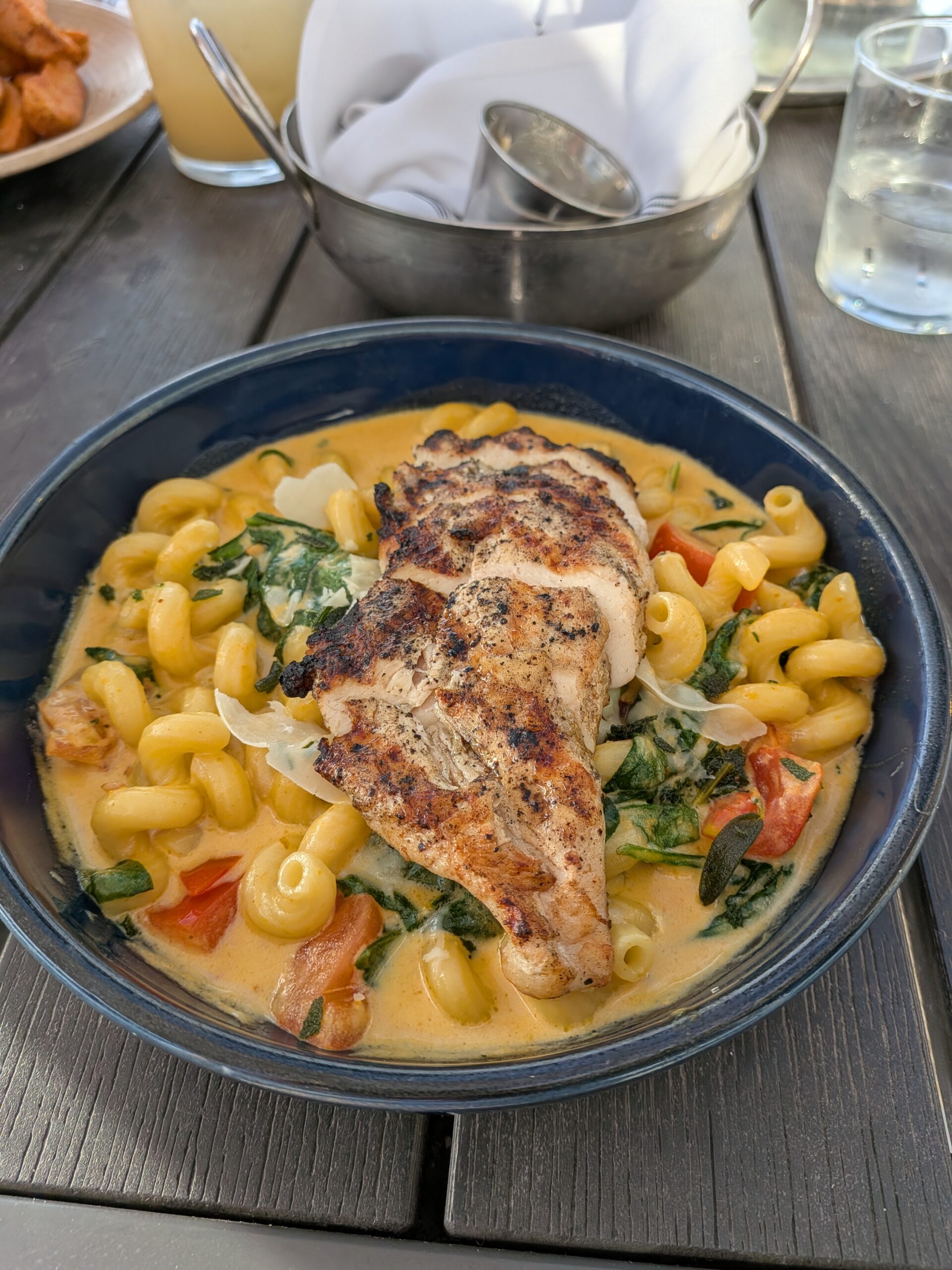 Foto de um prato de frango e macarrão, tirado com a dobra do Pixel 10 Pro.