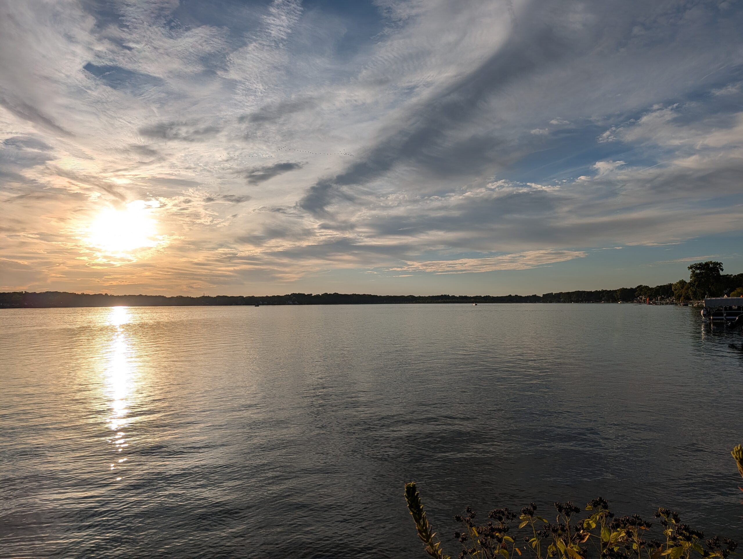 Foto de um pôr do sol sobre um lago, tirado com o Pixel 10 Pro.