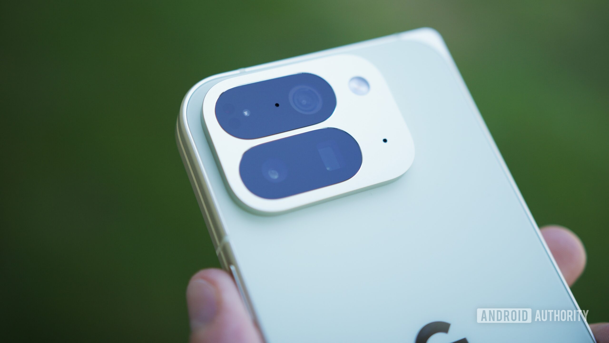 Google Pixel 10 Pro Fold Hands on Camera Close Up Uma foto em close das câmeras traseiras na dobra do Google Pixel 10 Pro.