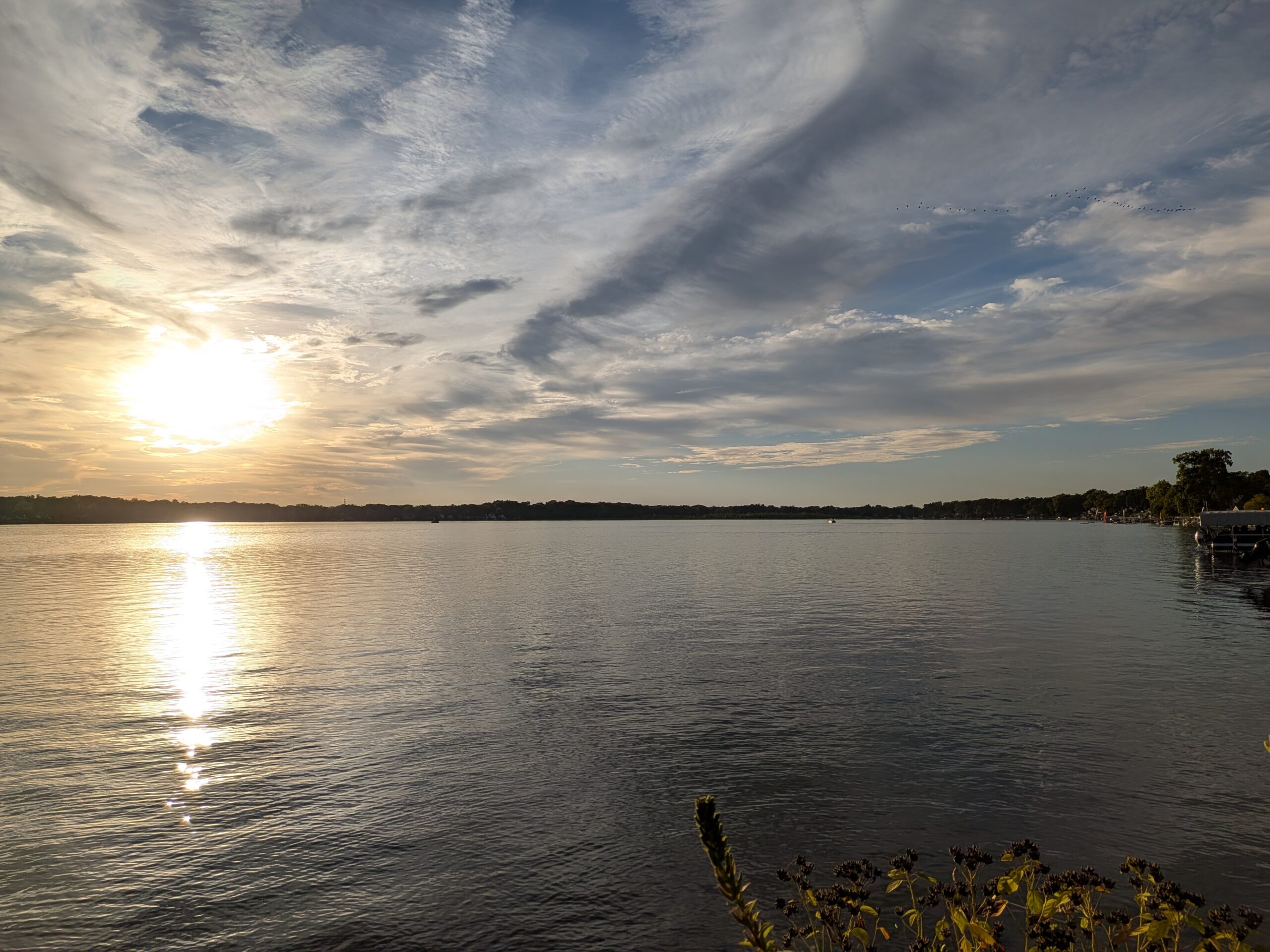Foto de um pôr do sol sobre um lago, tirado com o Pixel 10 Pro dobra.