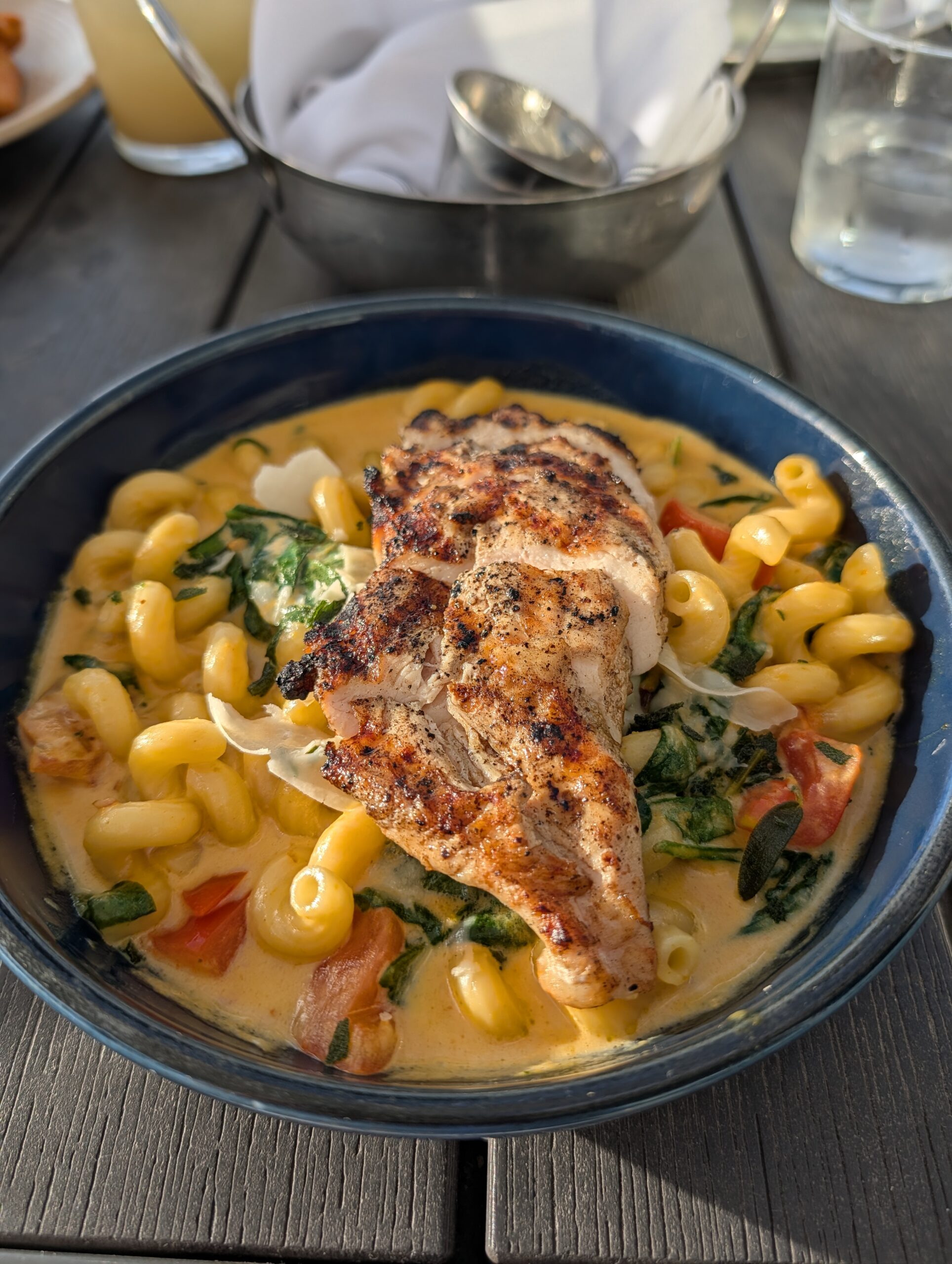 Foto de um prato de frango e macarrão, tirado com o Pixel 10 Pro.