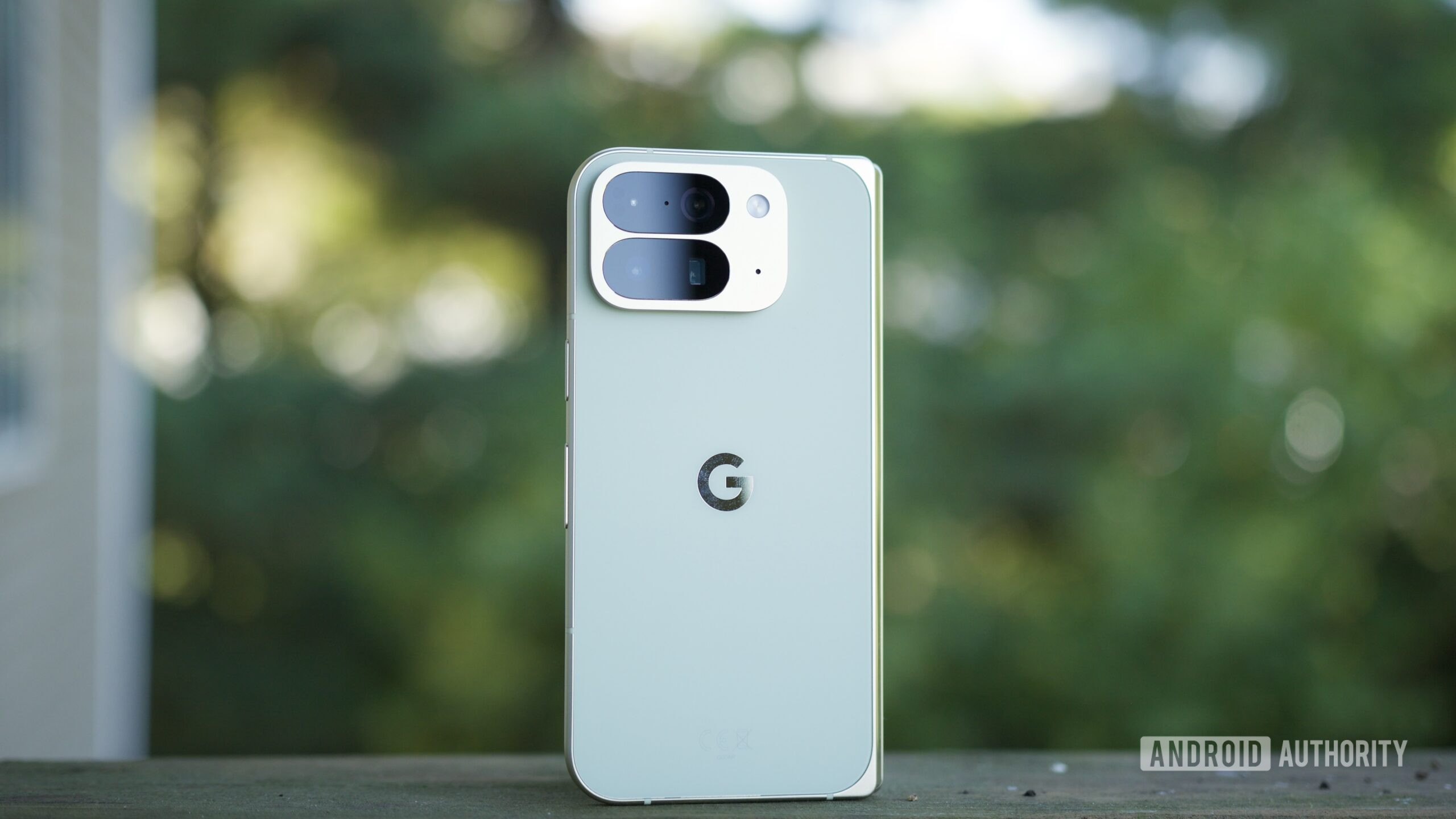 Google Pixel 10 Pro Fold Hands On Town Of Phone A parte de trás do Google Pixel 10 Pro Fold.