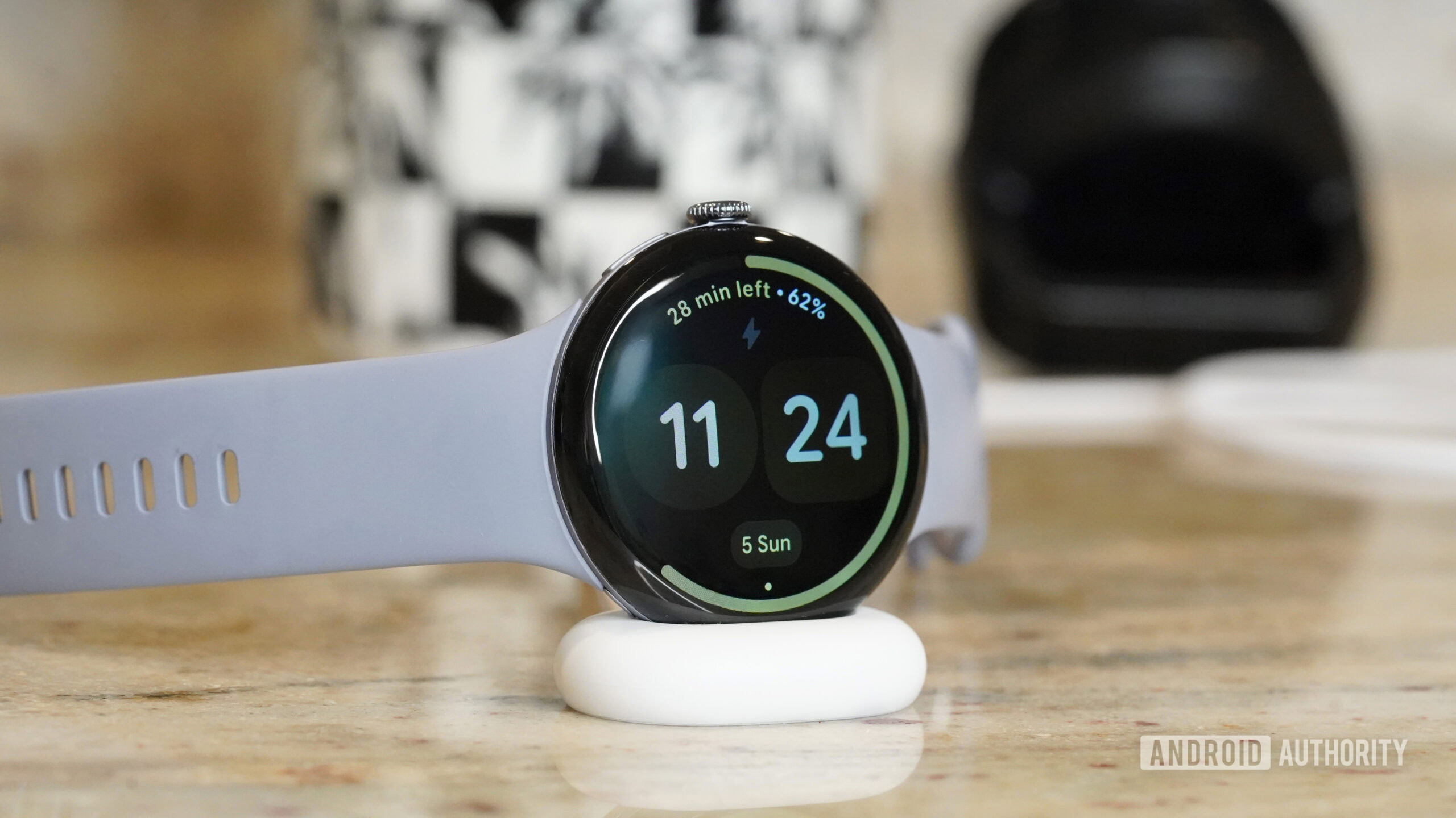 Um Pixel Watch 4 é carregado com o mais novo design de dock da linha.