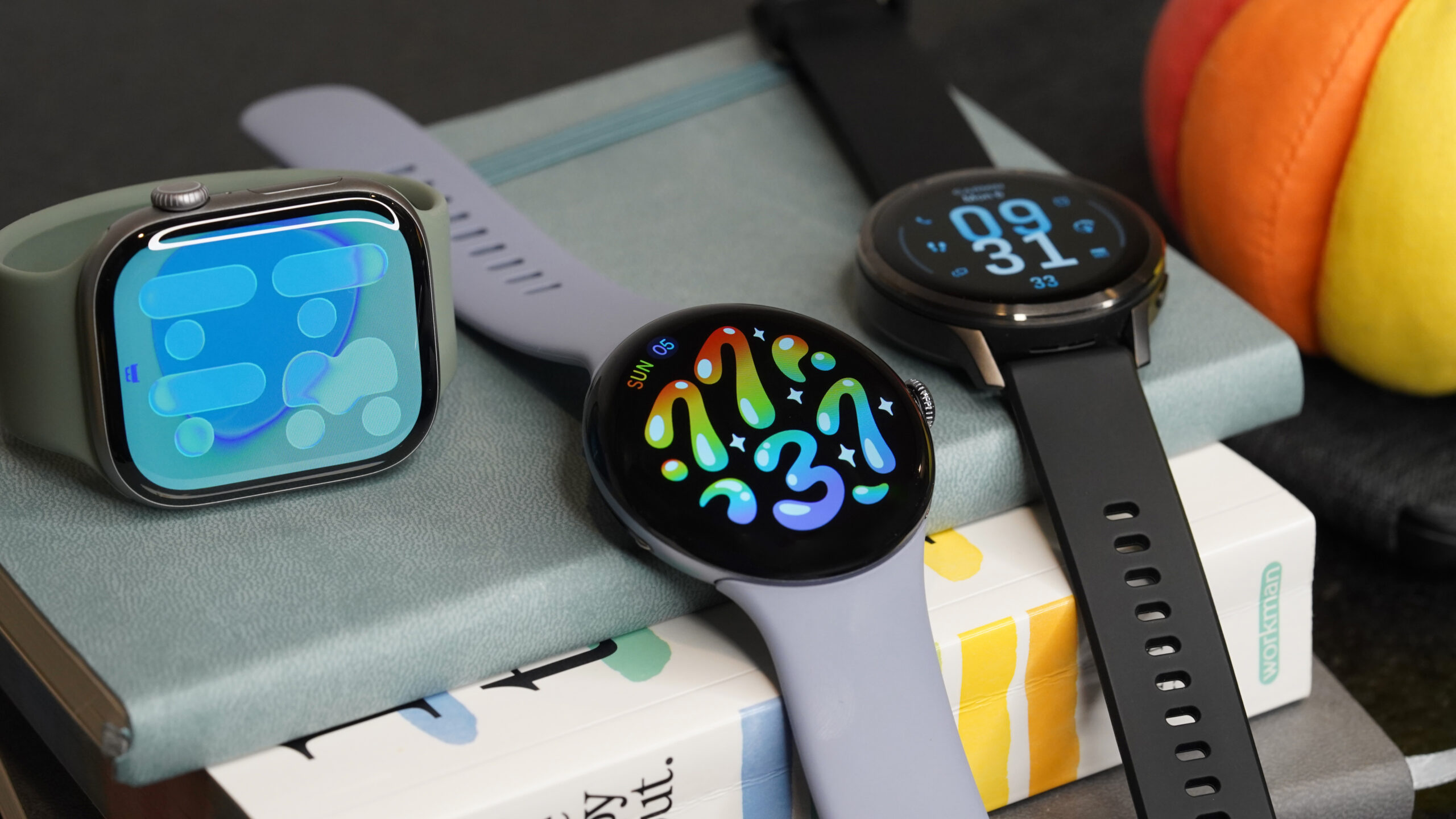 Um Pixel Watch 4 repousa sobre uma pilha de livros com alternativas de smartwatch.