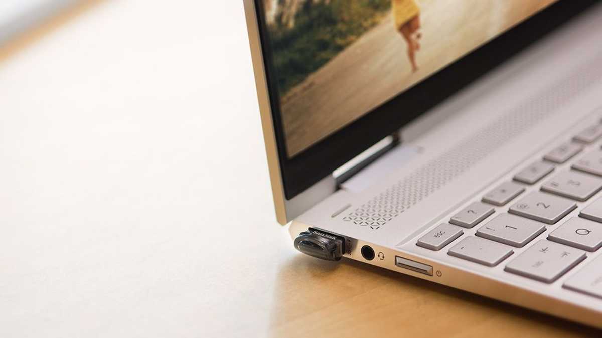 Imagem do pen drive SanDisk 512GB Ultra Fit em um laptop