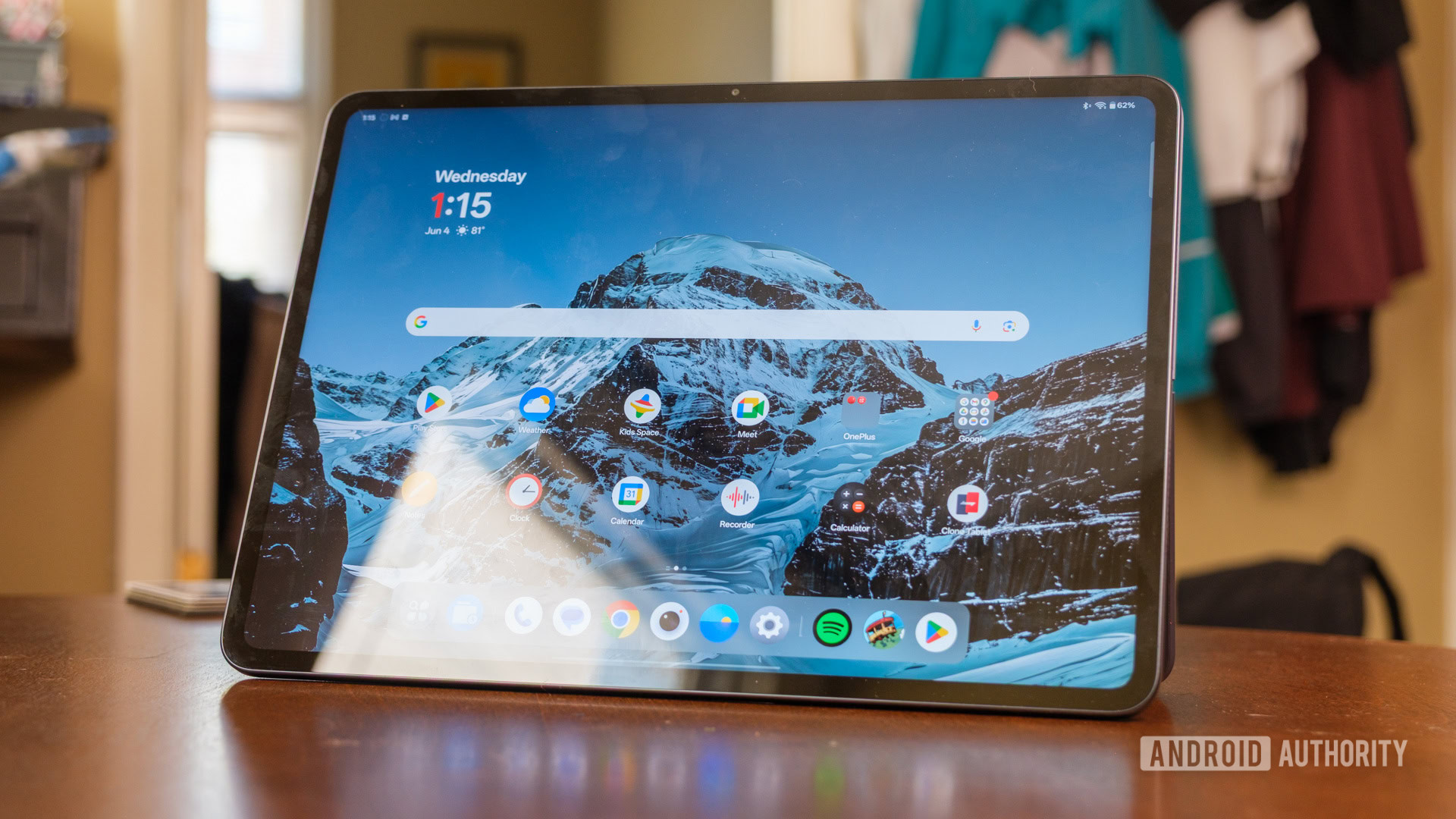 Tela inicial do OnePlus Pad 3 sustentada