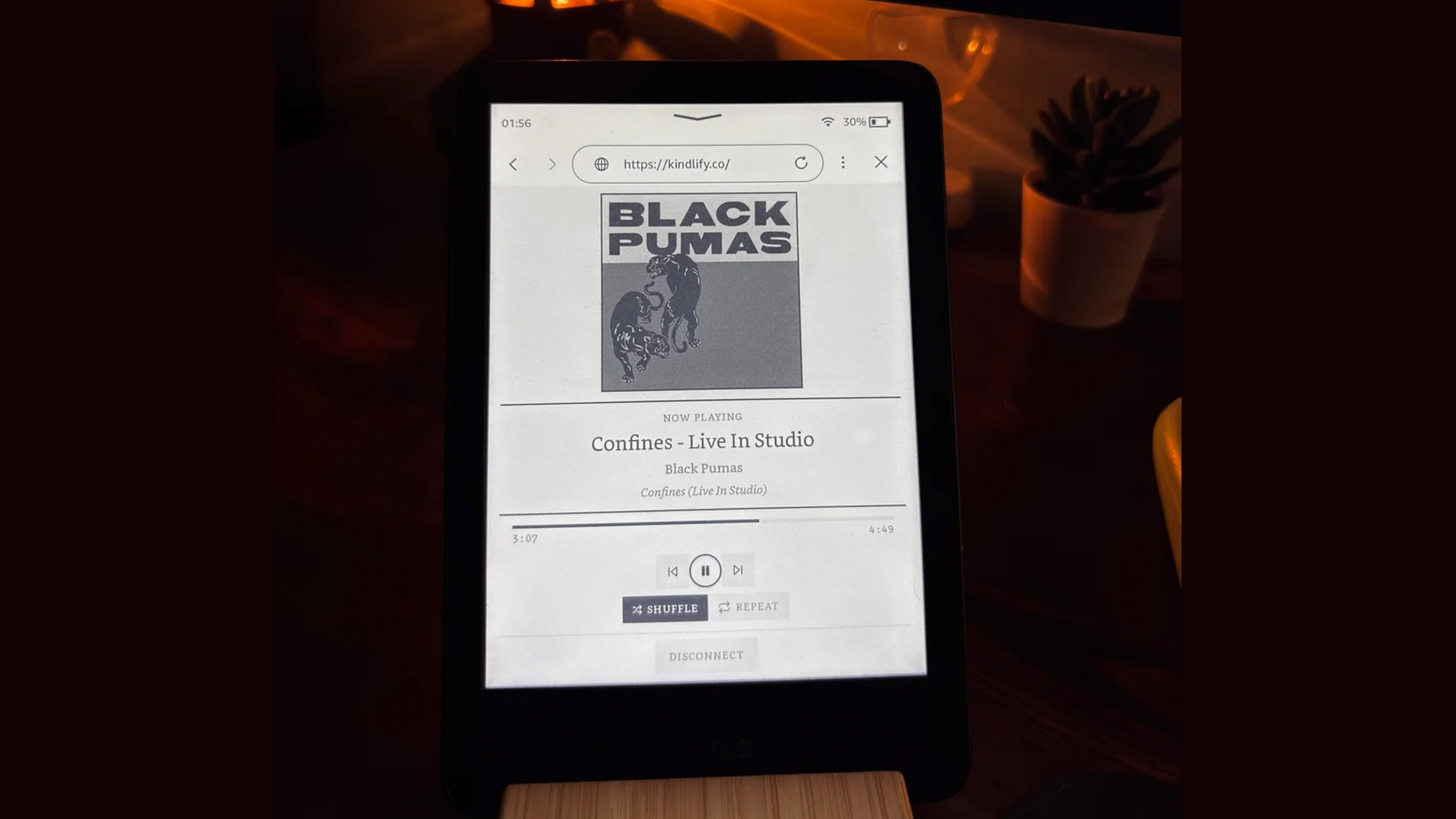 Um Kindle exibe os controles do Spotify do usuário.
