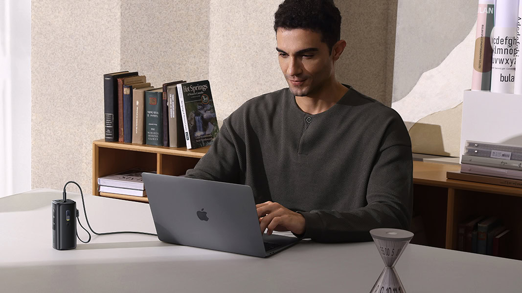 Homem usando Baseus EnerGeek GX11 na mesa