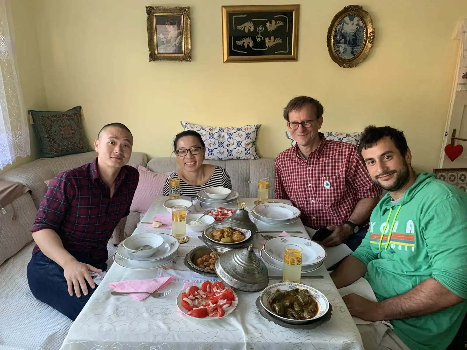 - Itinerário de 3 dias em Sarajevo: Cultura, História, Natureza Jantar tradicional da Bósnia com uma família anfitriã em Sarajevo.