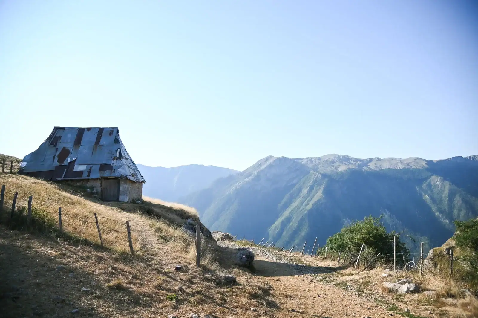 - Itinerário de 3 dias em Sarajevo: Cultura, História, Natureza Aldeia de Lukomir na Bósnia Herzegovina.
