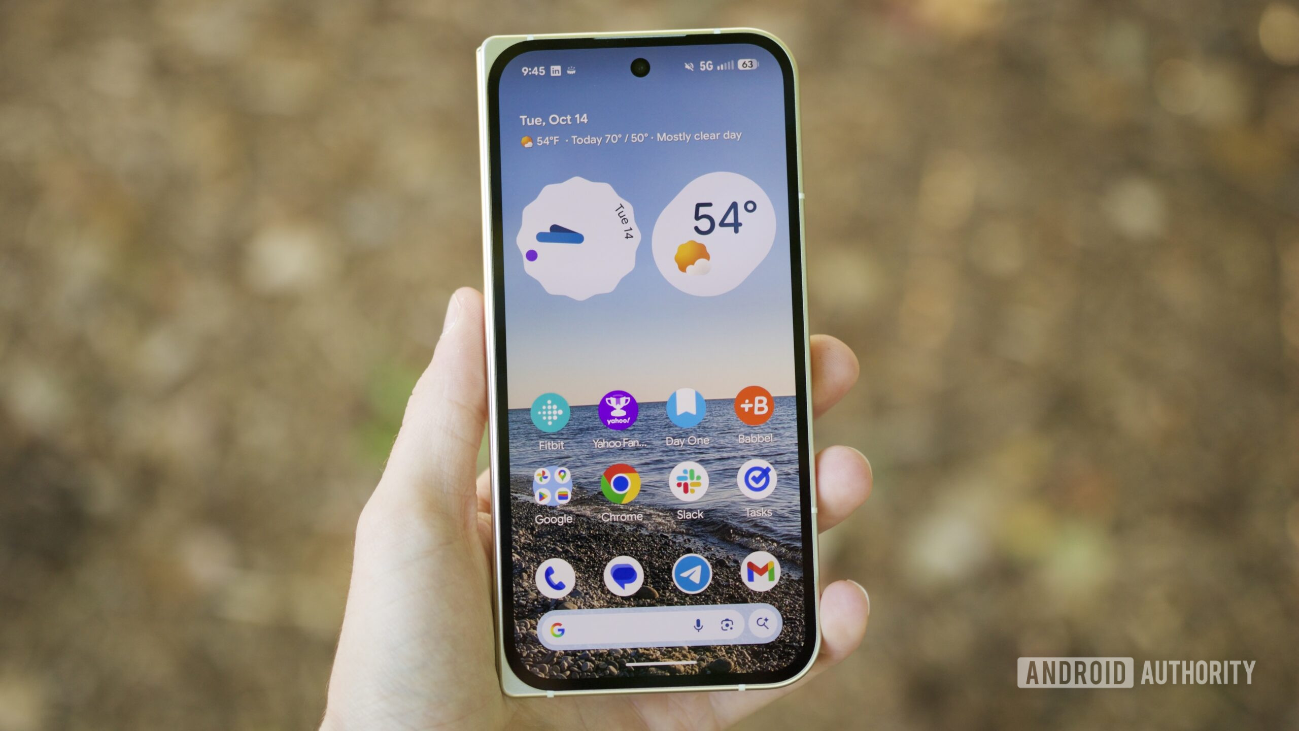 Tela de capa dobrável do Google Pixel 10 Pro ativada Alguém segurando o Google Pixel 10 Pro Fold com a tela externa ligada.