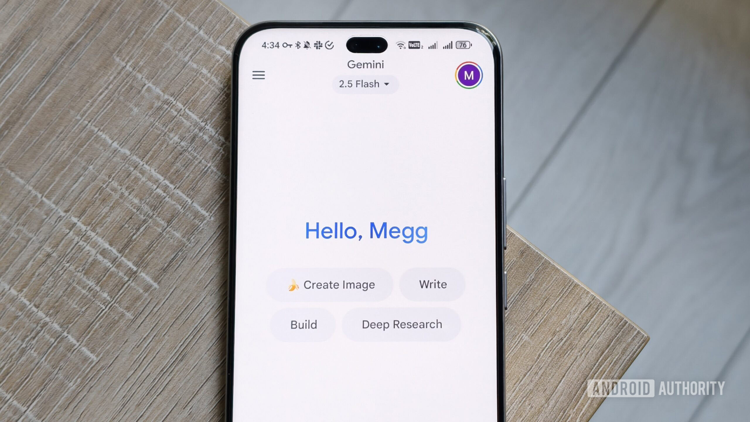 aplicativo gemini na tela de um smartphone com uma saudação