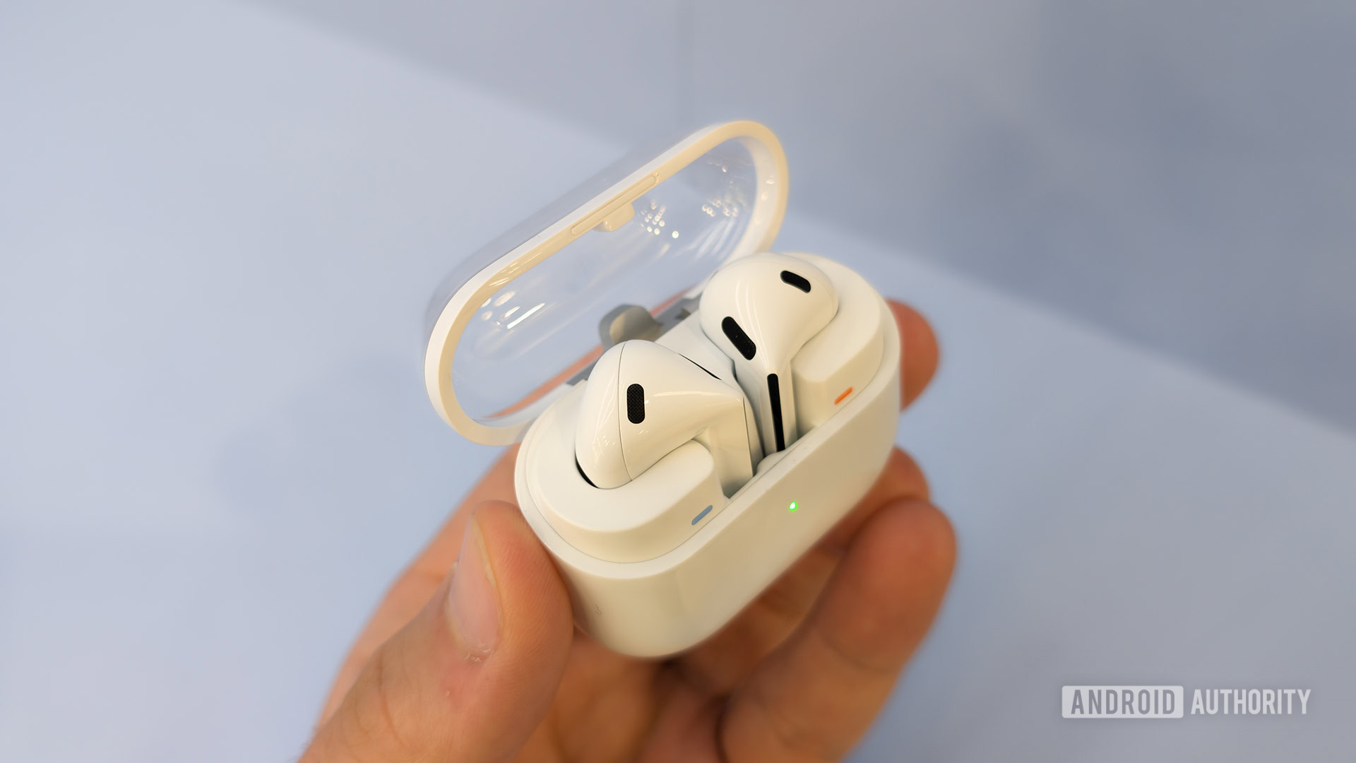 Capa Samsung Galaxy Buds 3 aberta de cima para baixo com fones de ouvido dentro Capa Samsung Galaxy Buds 3 aberta de cima para baixo com fones de ouvido dentro