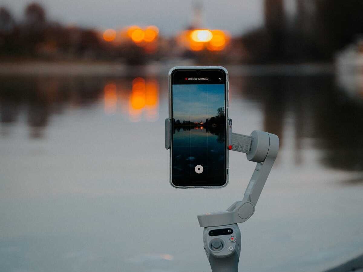 - Vídeos de viagens: um guia para iniciantes na criação de histórias de viagens que cativam Capturando uma cena com um gimbal dji.