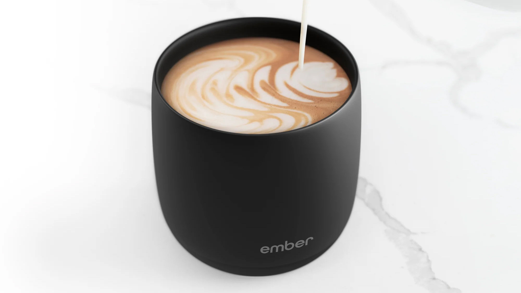 Servindo café no Ember Smart Cup Servindo café no Ember Smart Cup