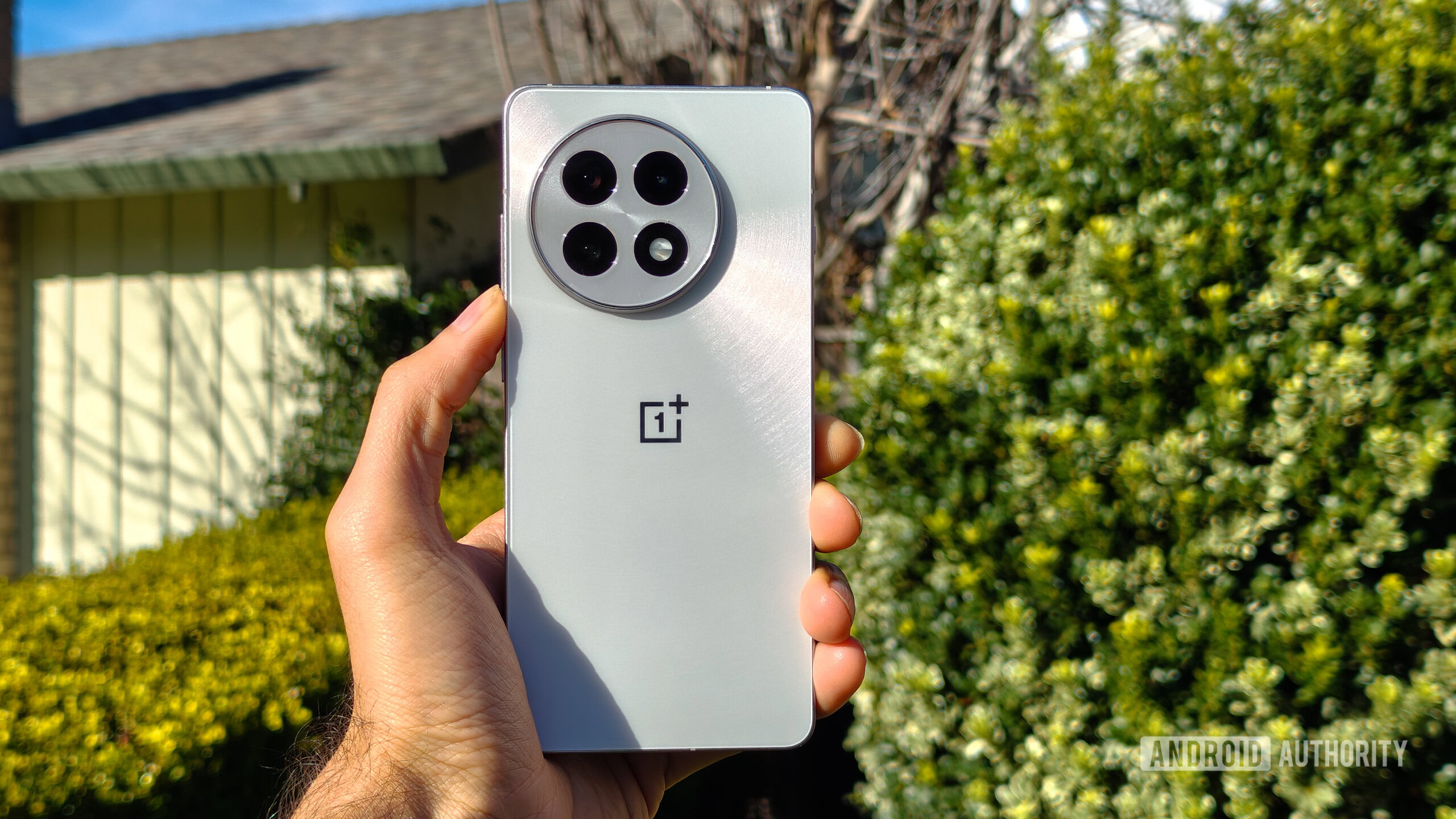 Herói do design traseiro da imagem de análise do OnePlus 13R