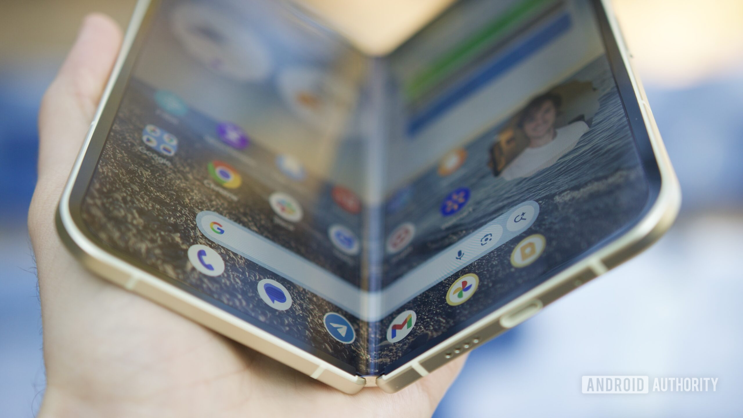 O Google Pixel 10 Pro Fold está entreaberto com a tela interna ligada.