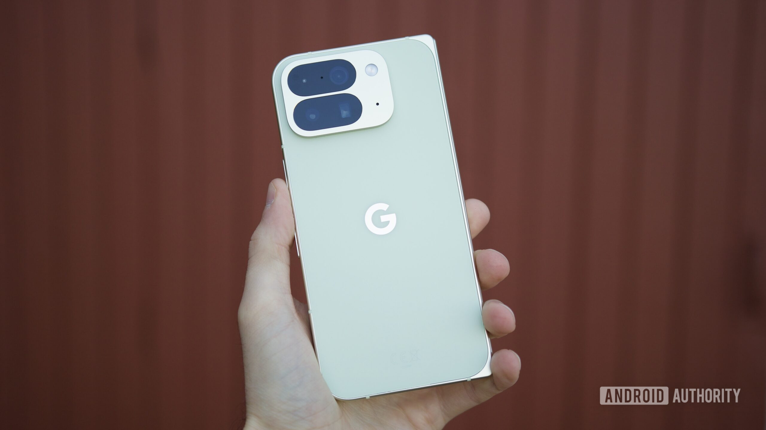 Alguém segurando o Google Pixel 10 Pro Fold, mostrando a parte traseira do telefone.