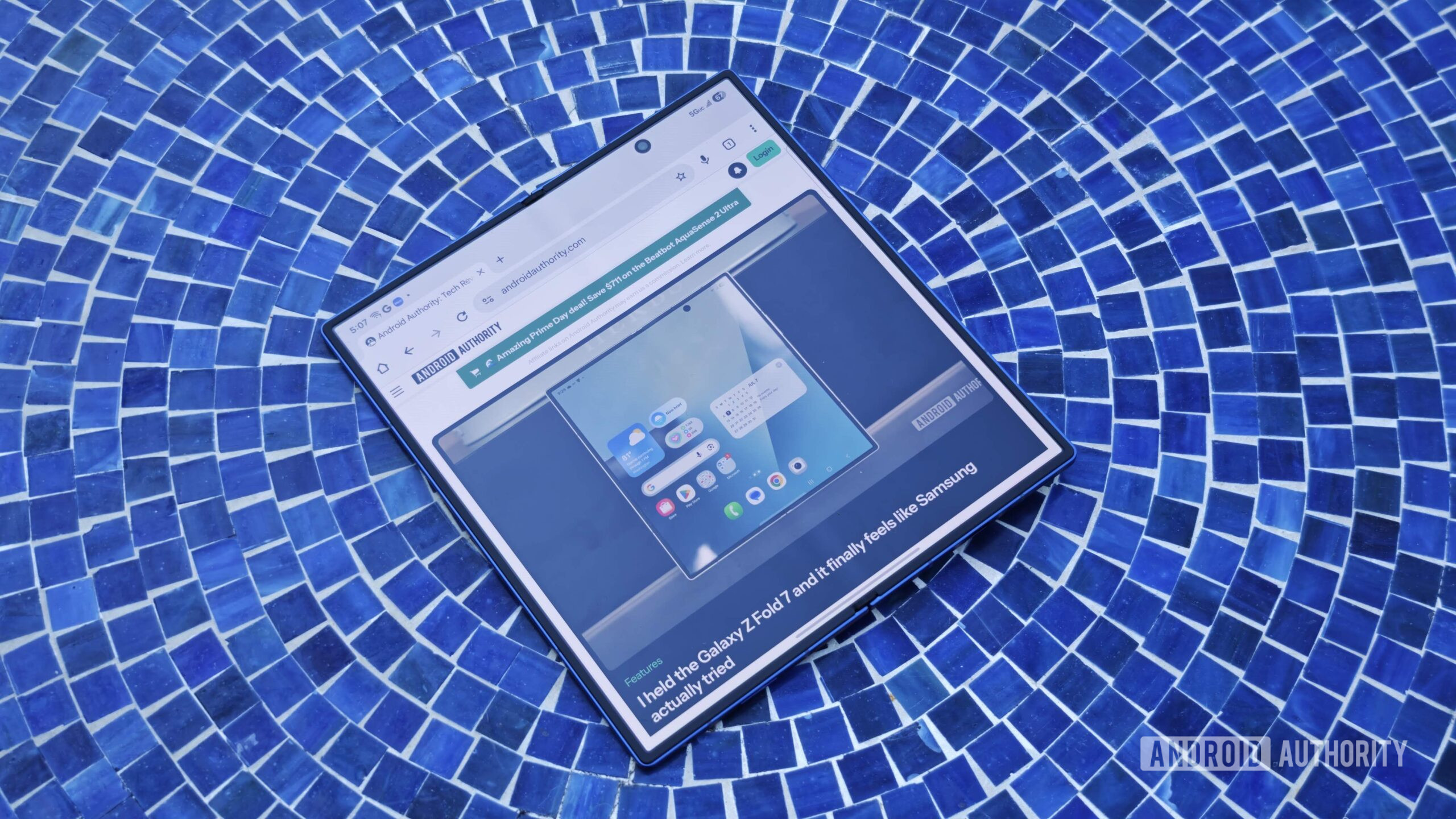 Galaxy Z Fold 7 desdobrado deitado na mesa perto da imagem do herói Galaxy Z Fold 7 desdobrado deitado na mesa perto da imagem do herói