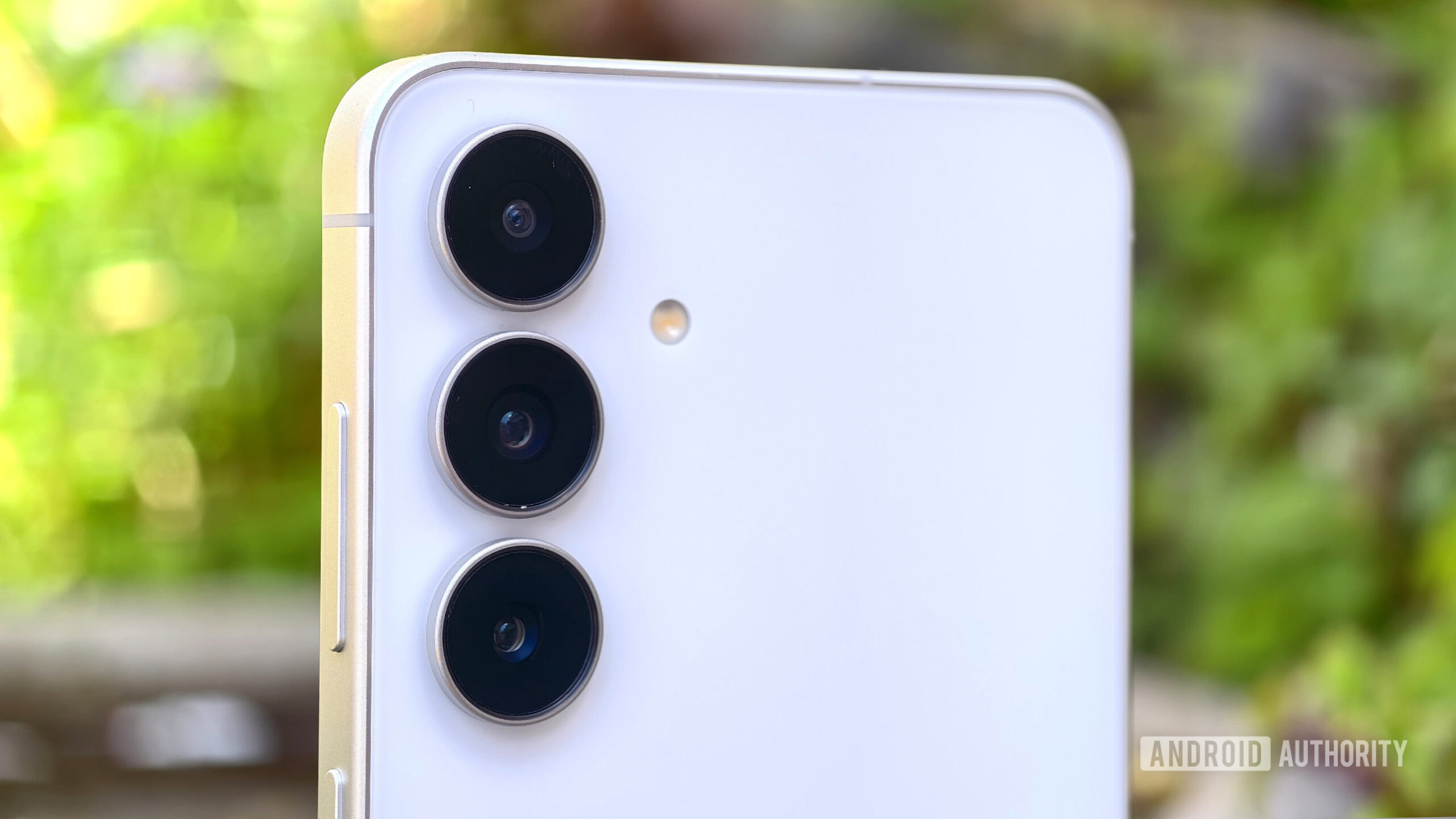 Câmeras traseiras do Samsung Galaxy S25 FE dimensionadas Câmeras traseiras do Samsung Galaxy S25 FE dimensionadas