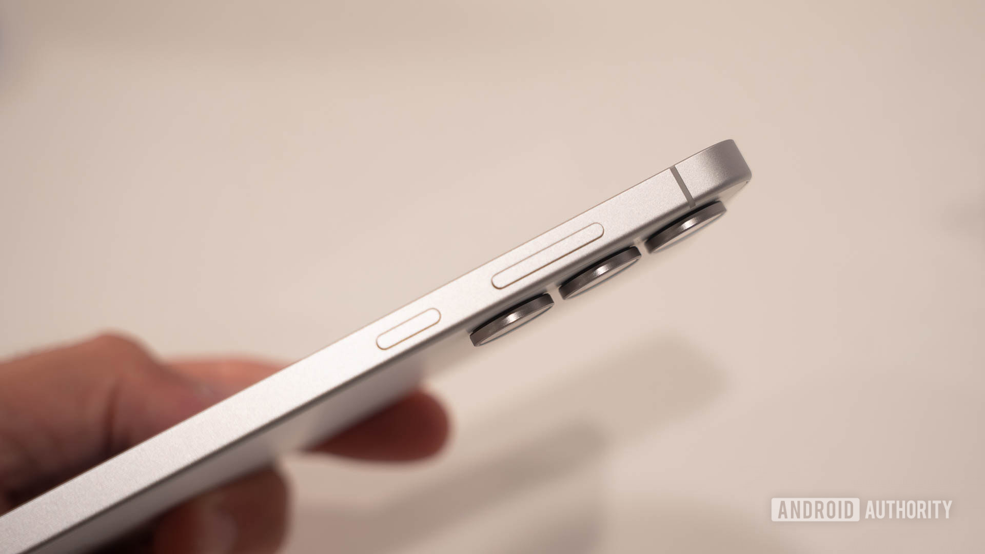 Grade lateral Samsung Galaxy S25 FE com botões