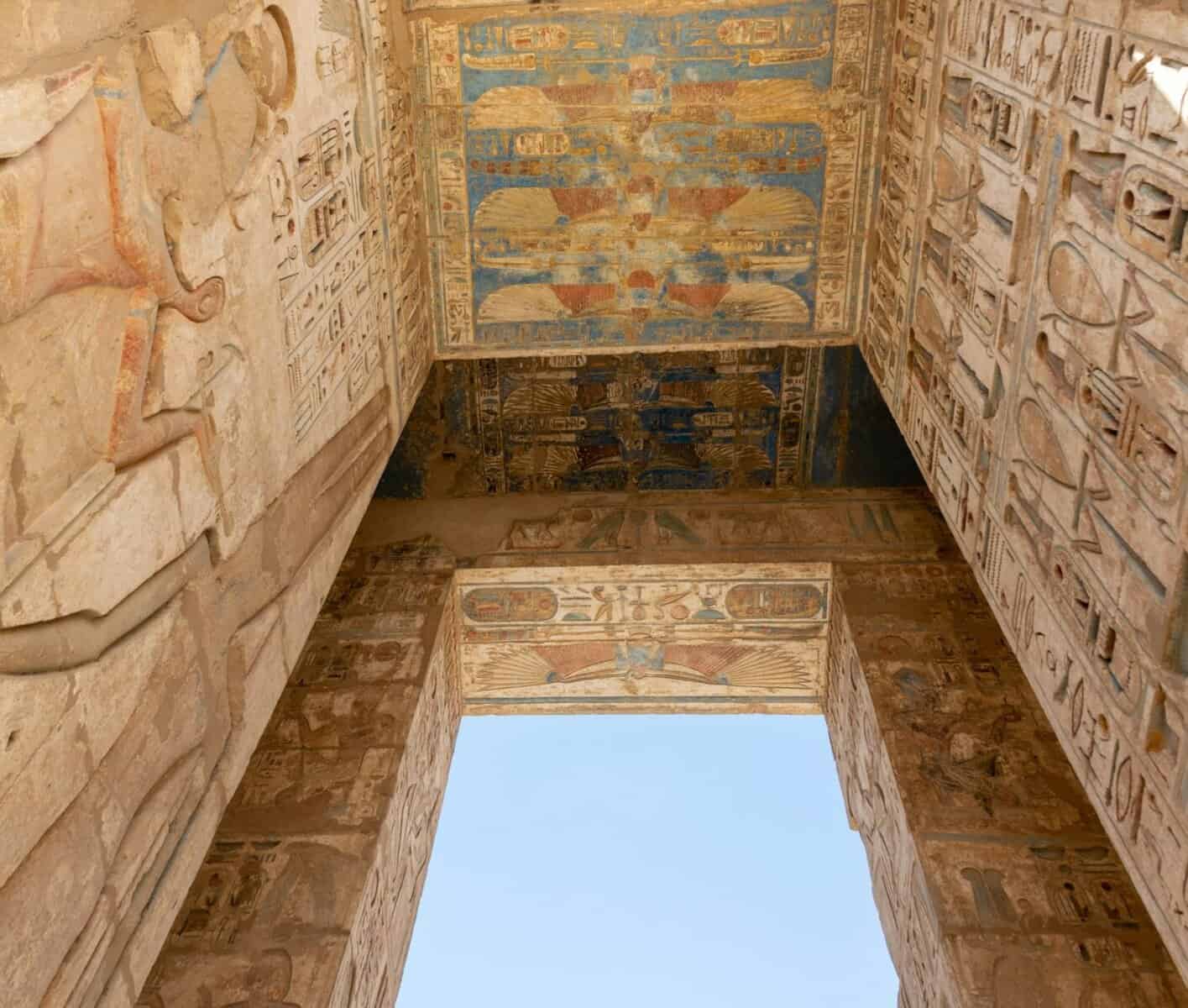 viagem de vários dias em Luxor e Aswan - Viagem de vários dias em Luxor e Aswan: um cruzeiro inesquecível pelo Nilo pelo Egito Antigo Porta Gaint coberta de hieróglifos Medinet Habu, Luxor, Egito