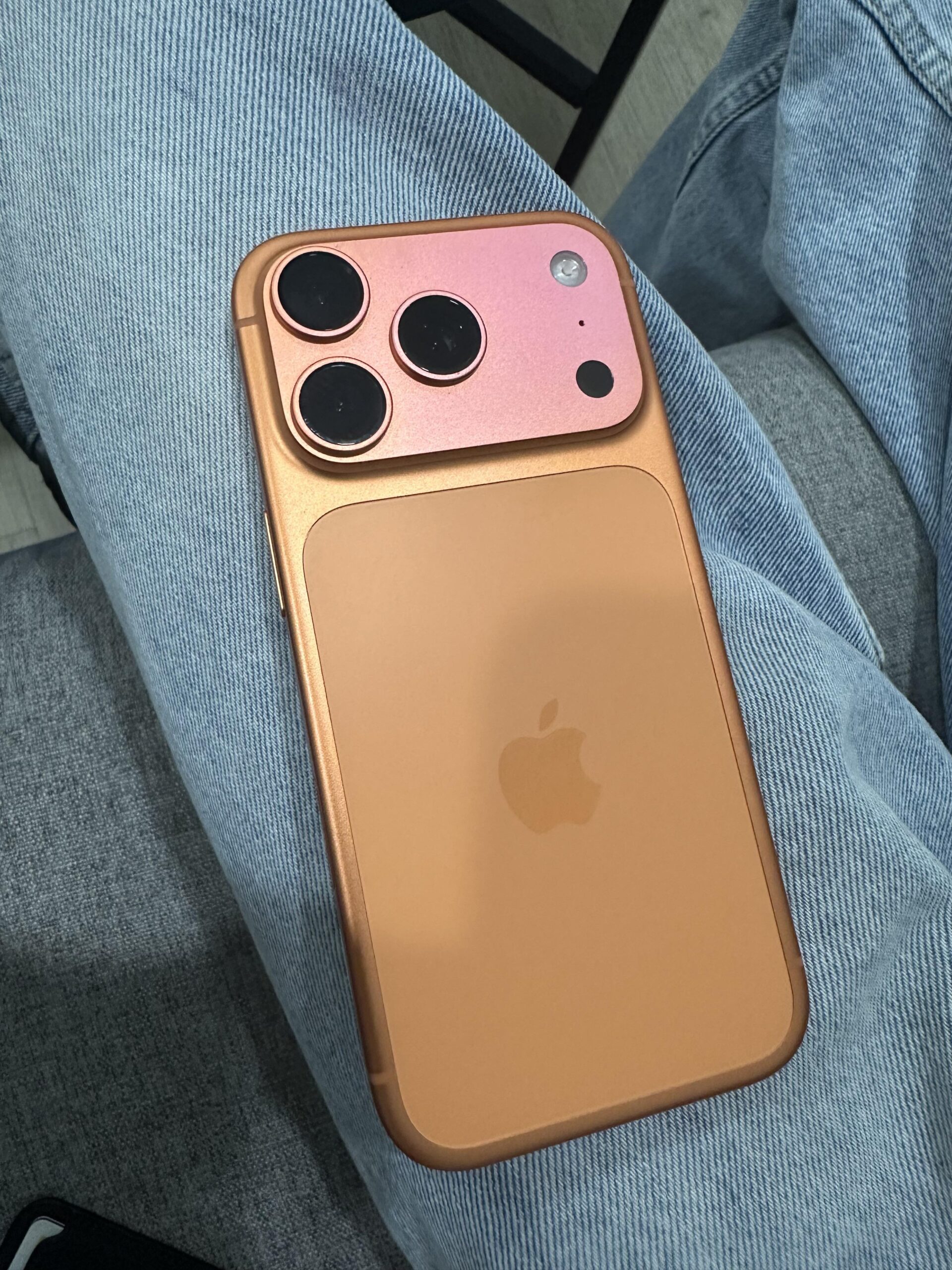 Apple iPhone 17 Pro Cosmic Orange mudando de cor para rosa 5