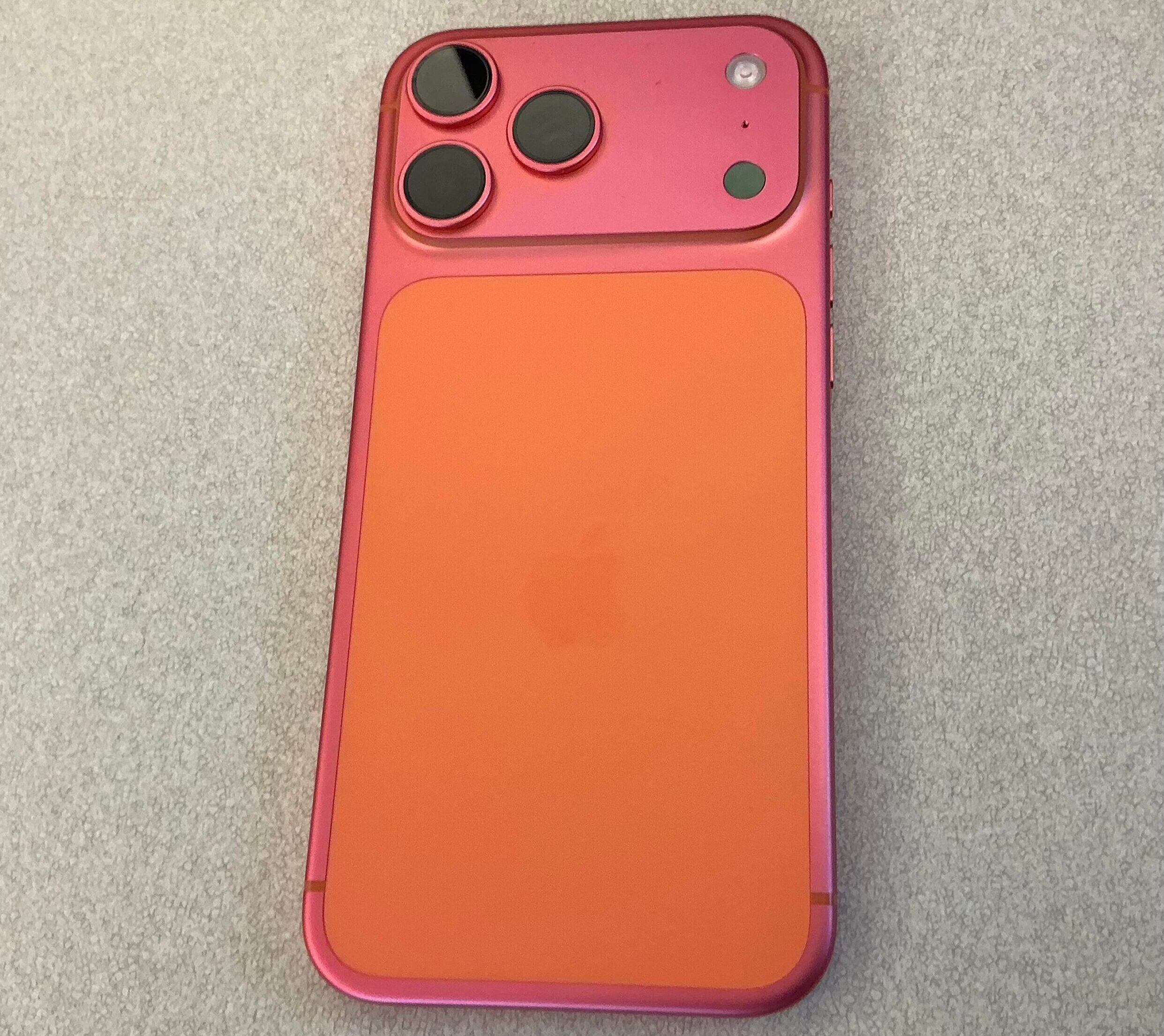 Apple iPhone 17 Pro Cosmic Orange mudando de cor para rosa 2