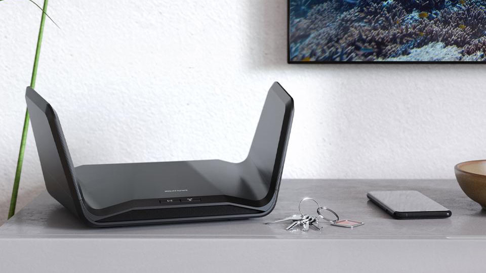 Roteador Netgear Nighthawk Wi Fi 6 (RAX70) na mesa