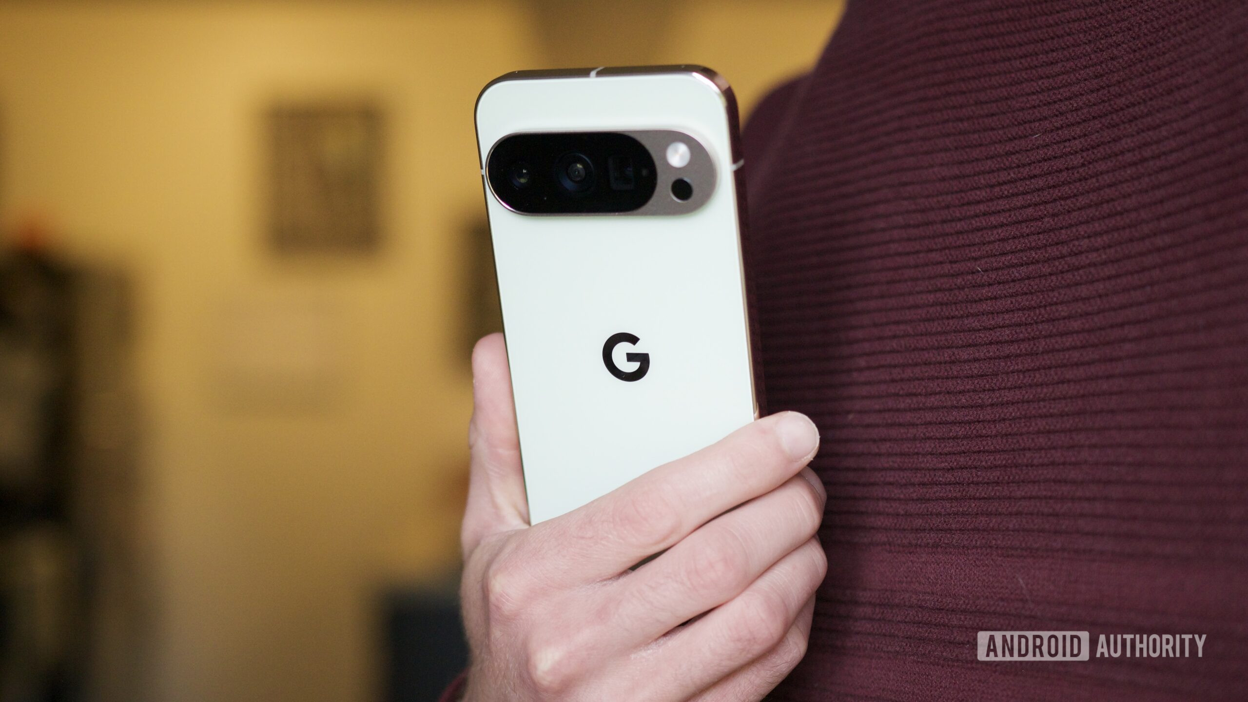 Alguém segurando o Pixel 10 Pro, mostrando a parte traseira do telefone.