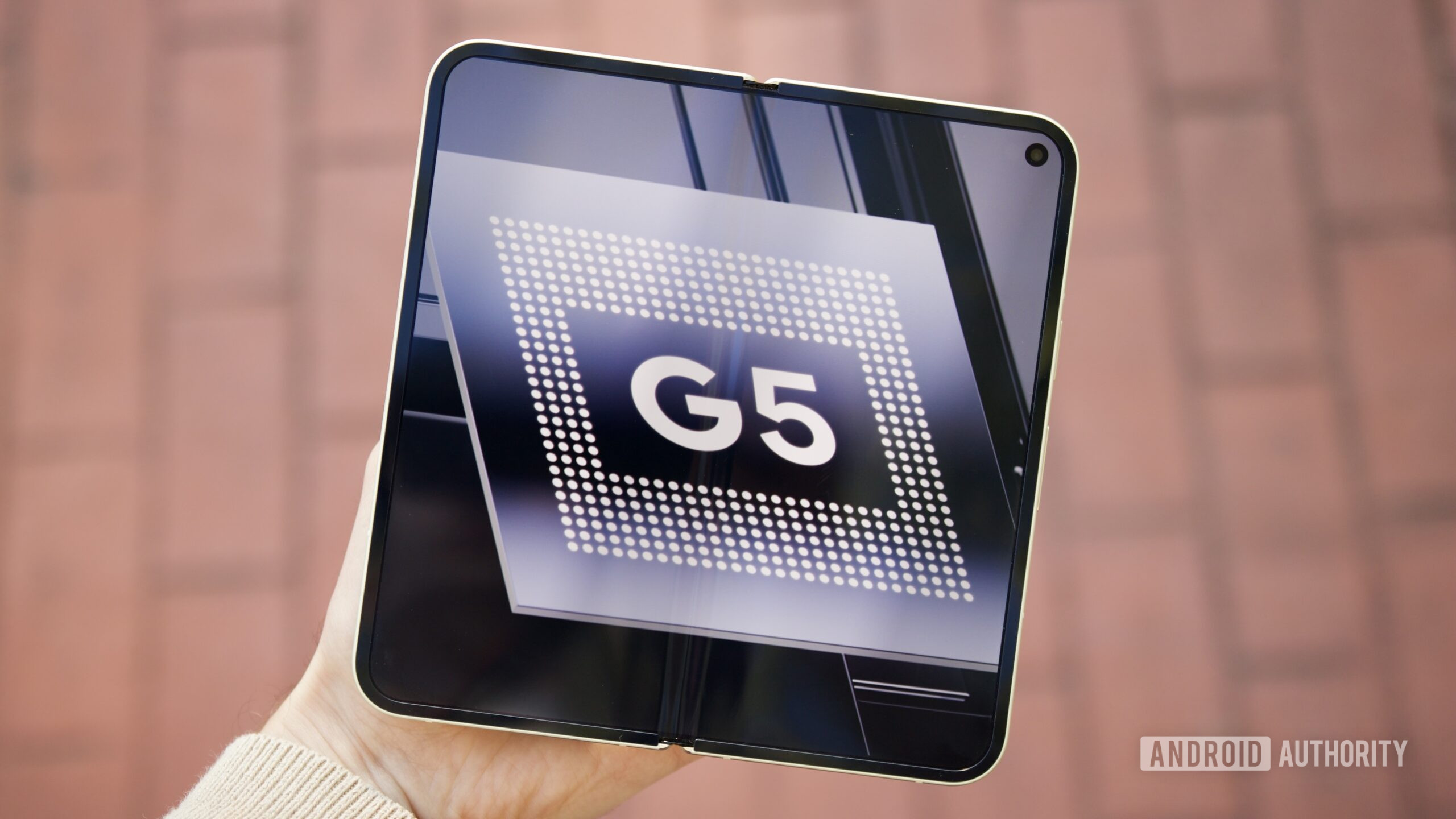 Logotipo do Tensor G5 exibido na tela interna do Google Pixel 10 Pro Fold.