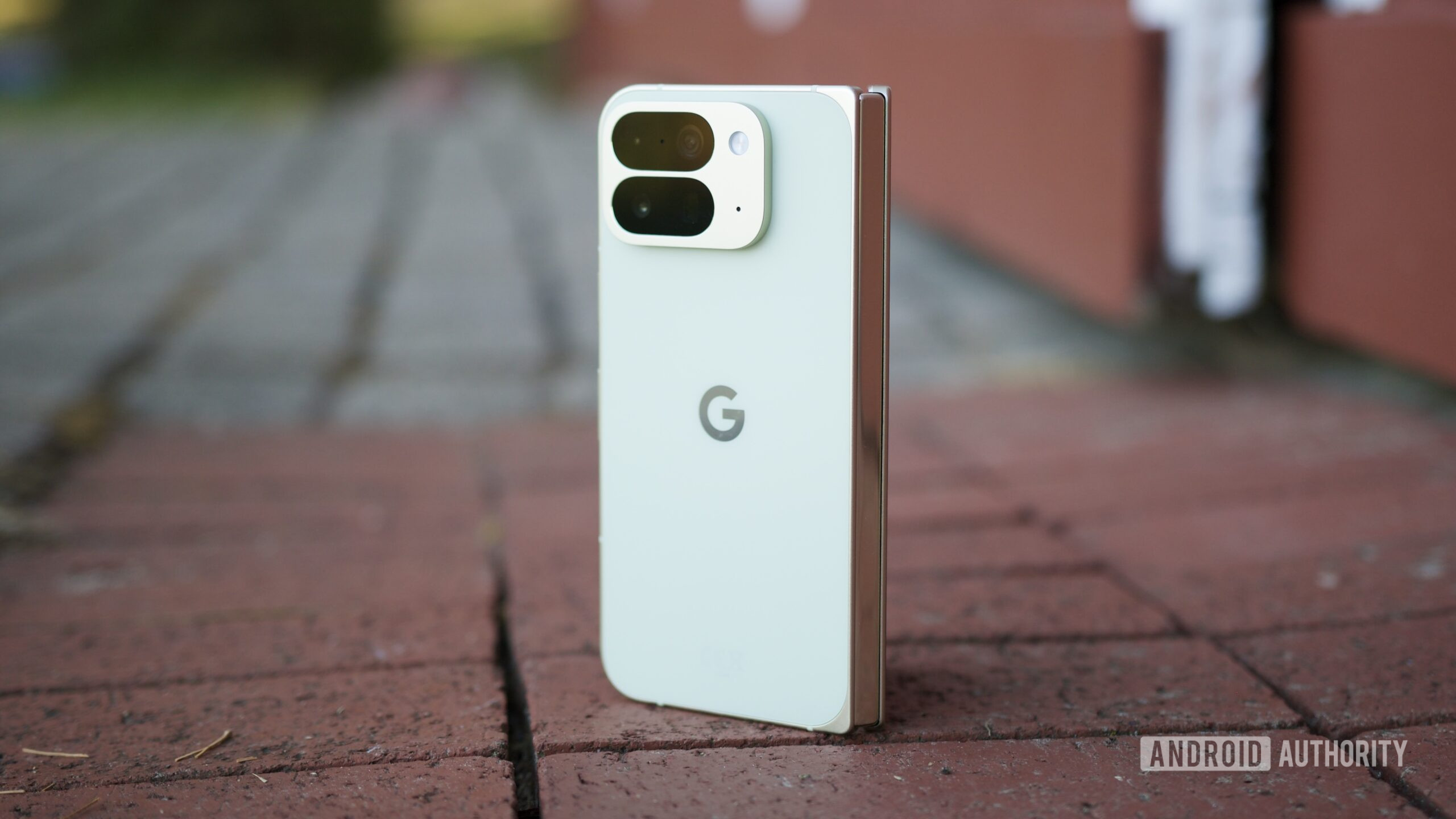 O Google Pixel 10 Pro Fold em pé do lado de fora.