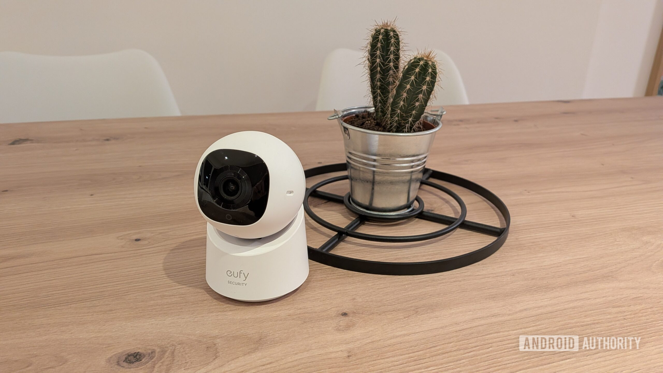 Eufy C220 na mesa