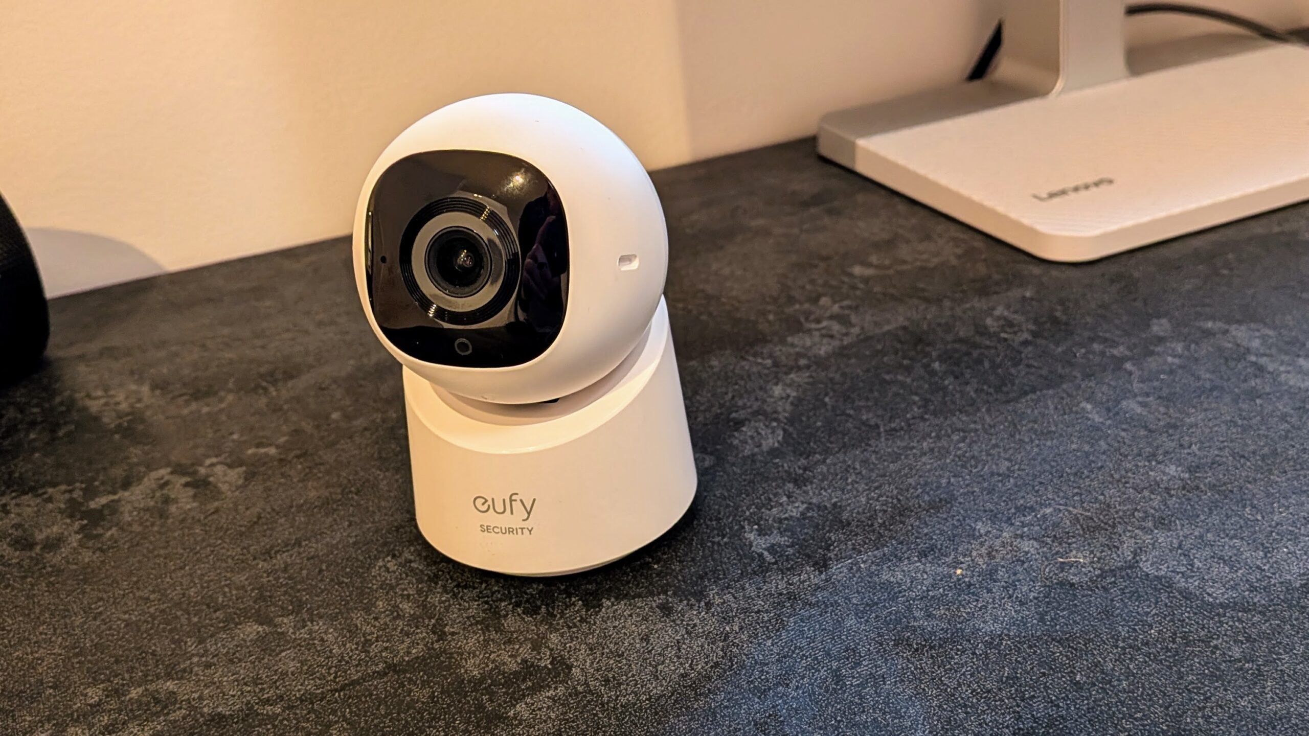 Eufy C220 na mesa