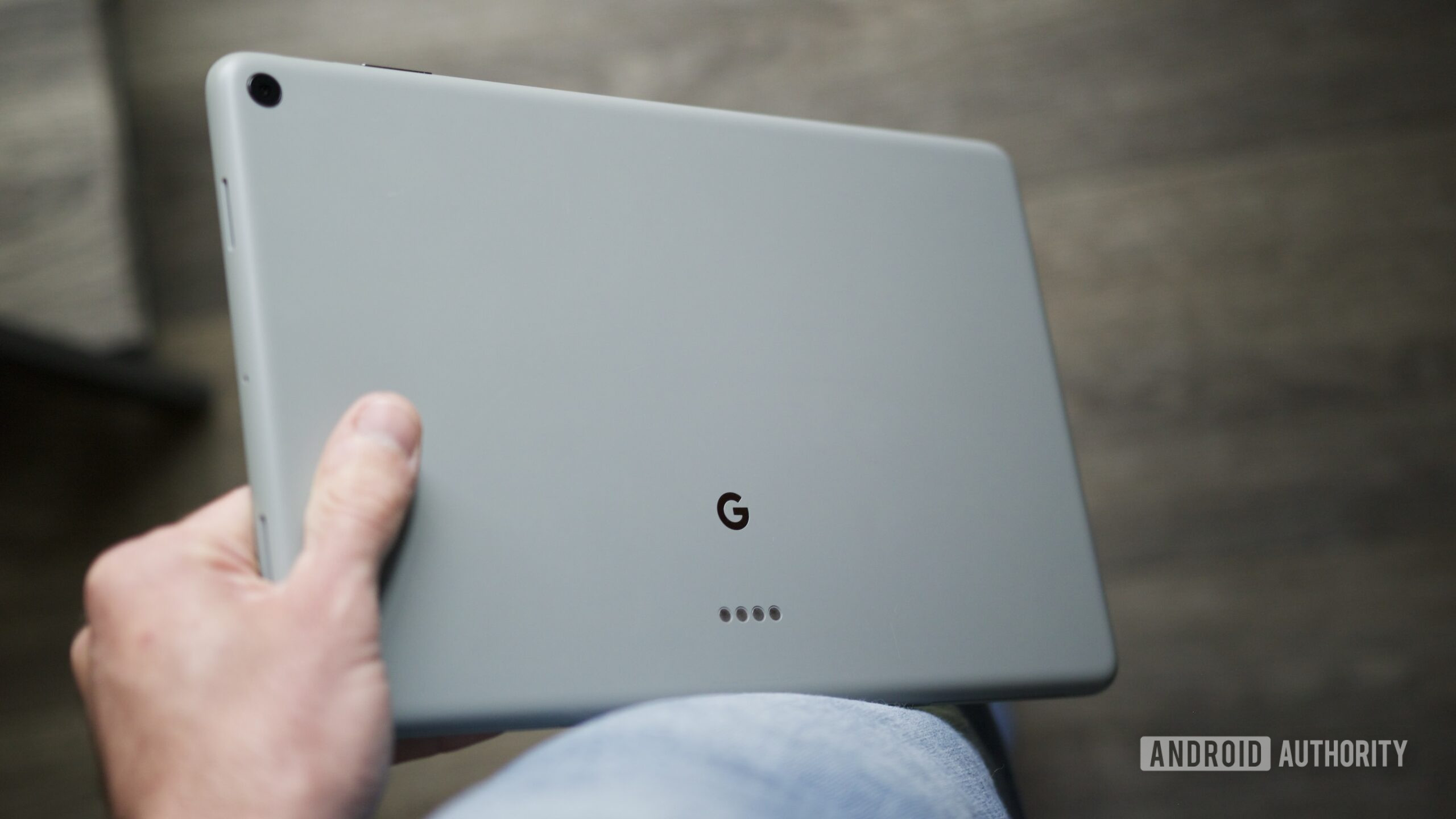 Alguém segurando o Google Pixel Tablet.