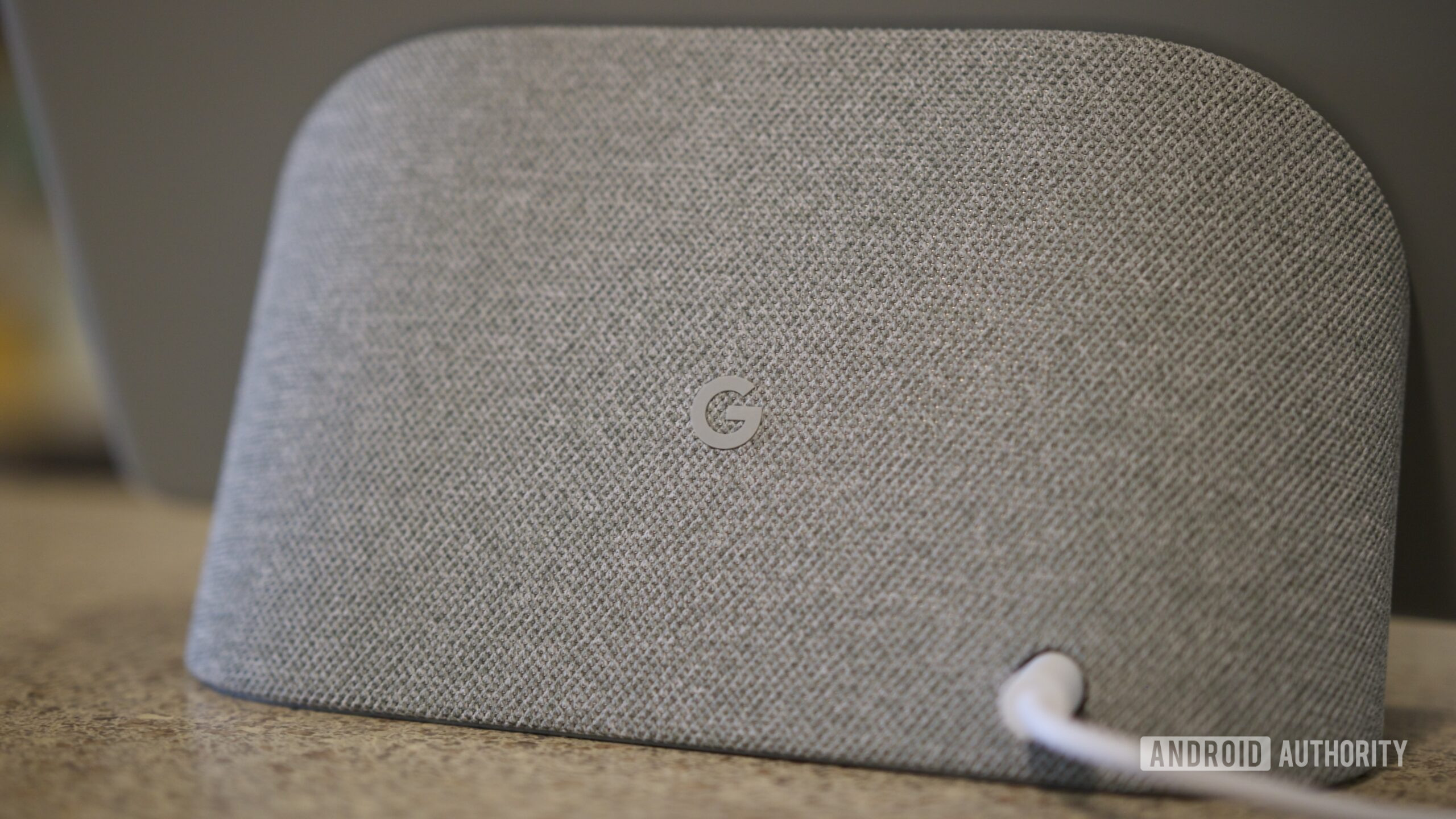 Um close do logotipo do Google na base do alto-falante do Pixel Tablet.