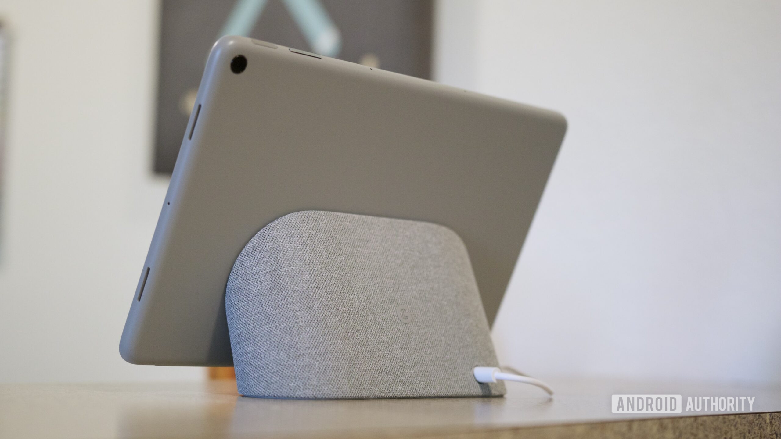 O Google Pixel Tablet conectado ao dock de alto-falante, sobre o balcão da cozinha.