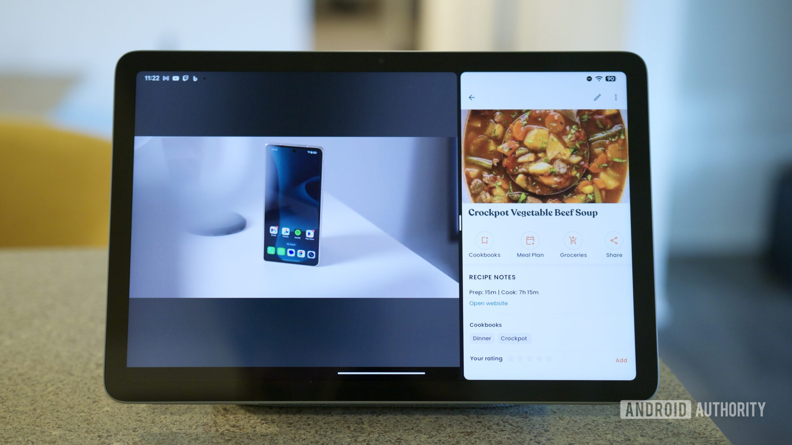 Dois aplicativos Android rodando em tela dividida no Pixel Tablet.