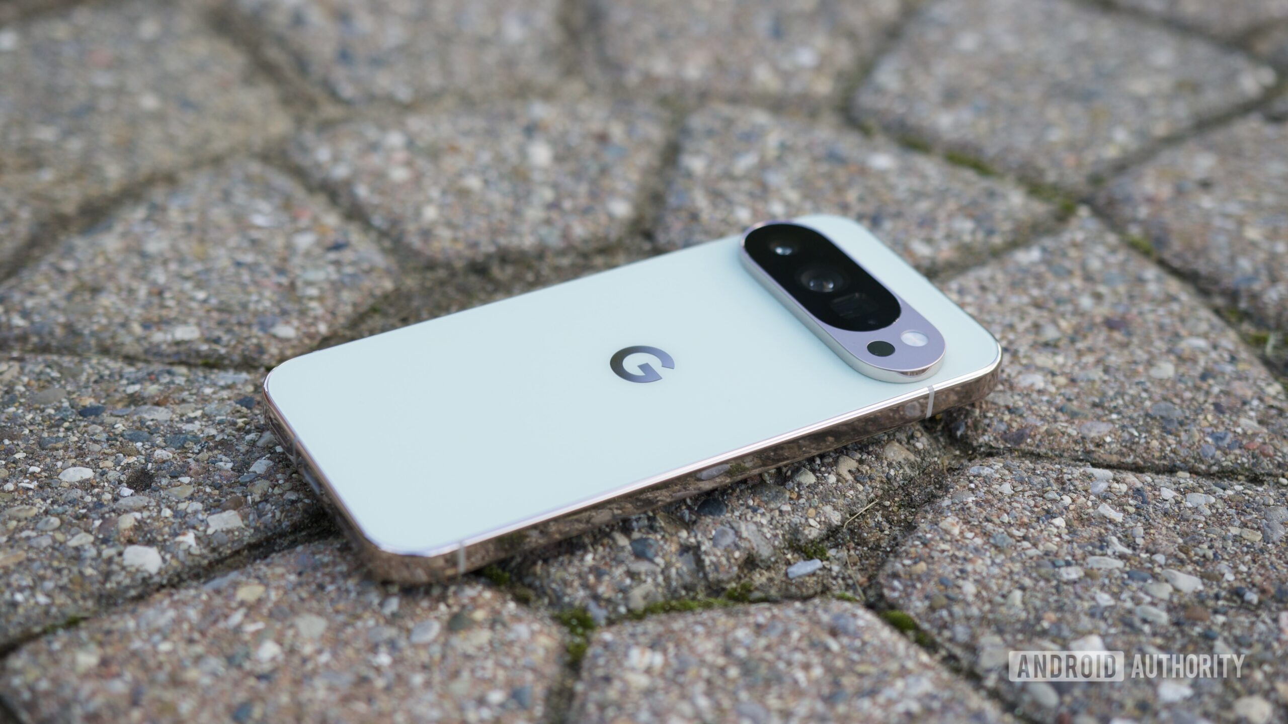 O Google Pixel 10 Pro deitando a face para baixo na calçada.