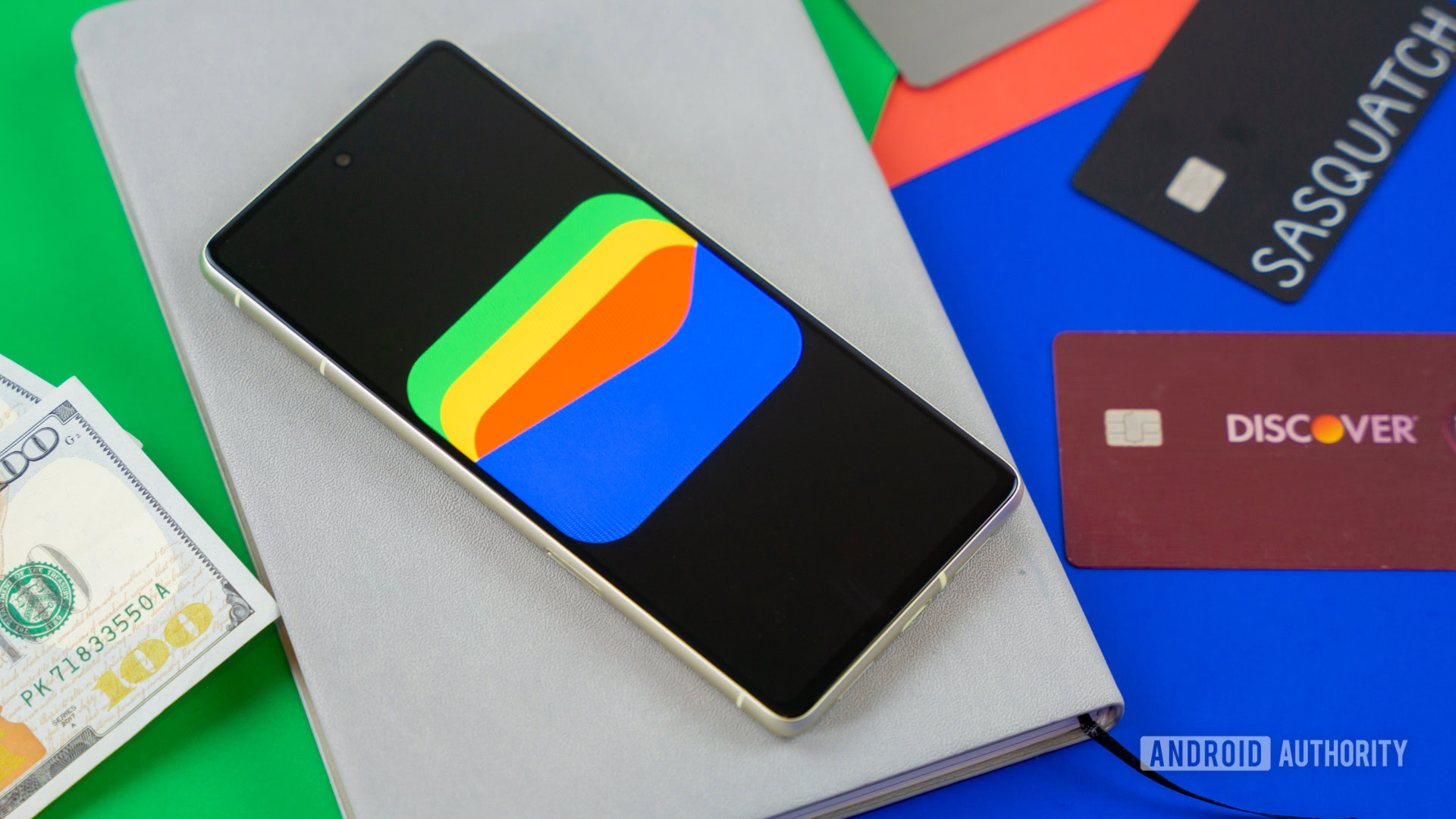 Logotipo da Google Wallet no smartphone ao lado de cartões de crédito e dinheiro Foto de stock 9 Logotipo da Google Wallet no smartphone ao lado de cartões de crédito e dinheiro Foto de stock 9