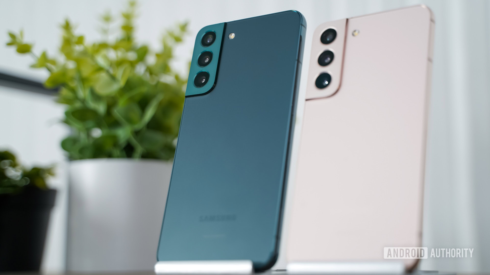 Samsung Galaxy S22 em rosa e S22 Plus em azul corpo inteiro