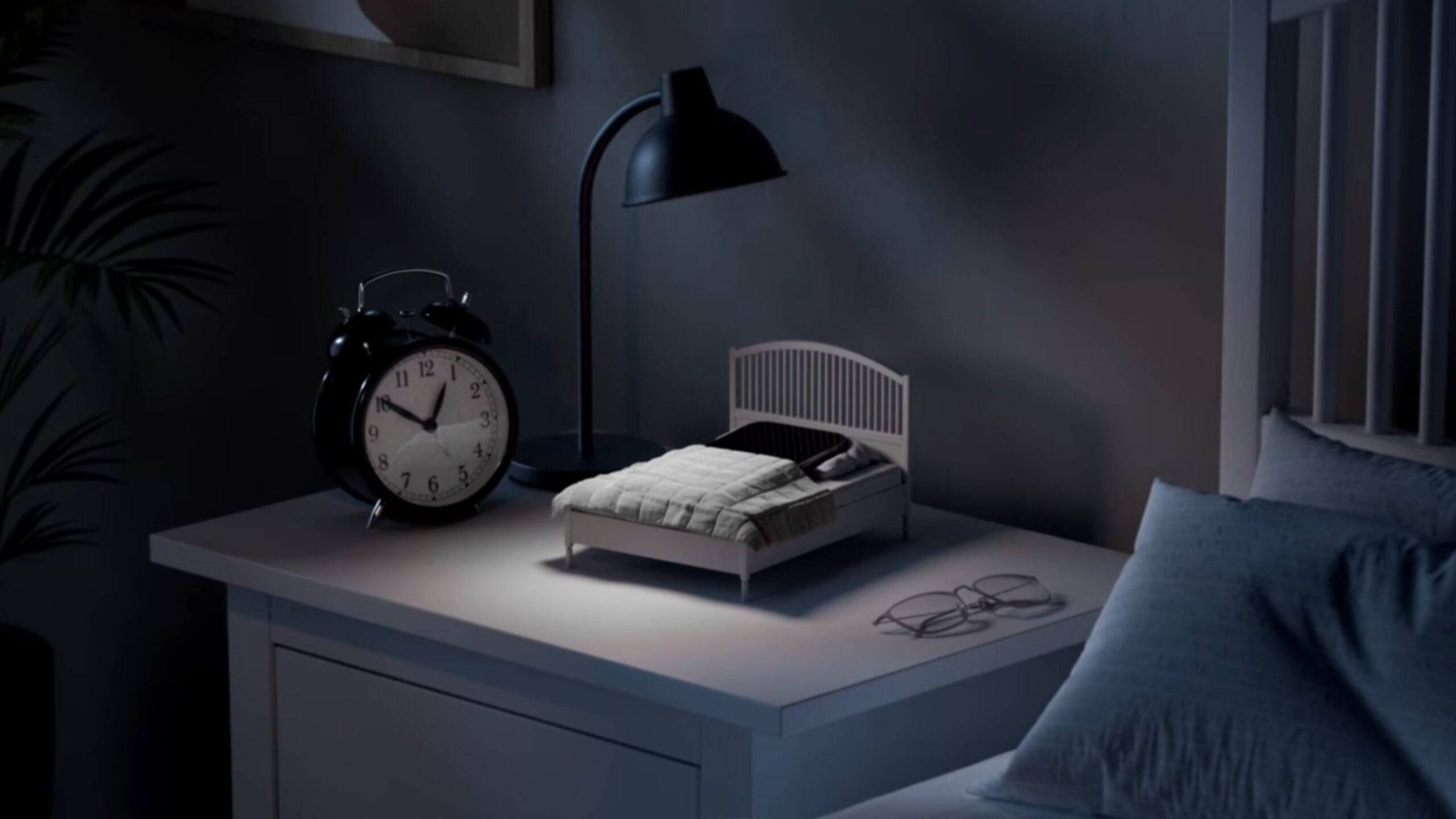 Um smartphone colocado na cama IKEA Phone Sleep Collection.