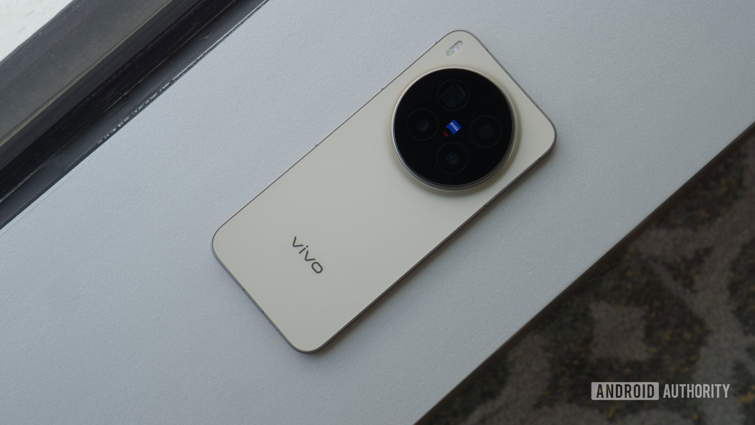 vivo X300 Pro virado para baixo mostrando o logotipo