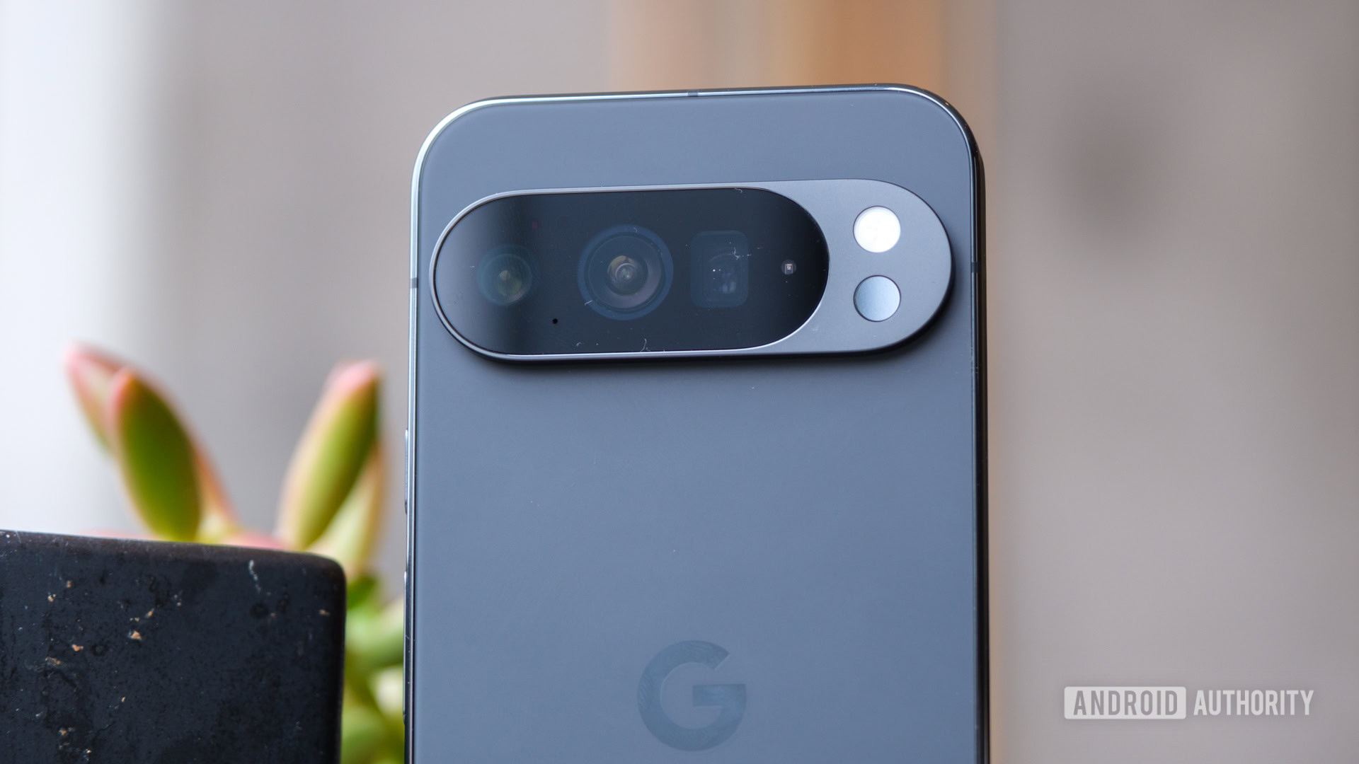 Câmera do Google Pixel 10 Pro XL em pé Câmera do Google Pixel 10 Pro XL em pé