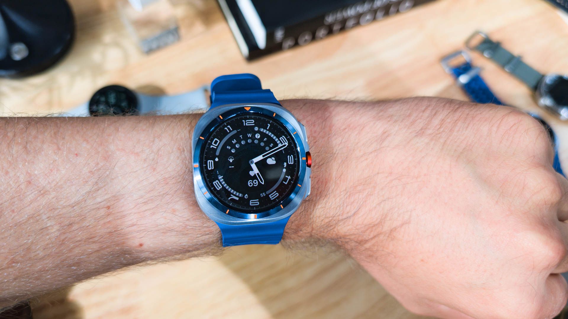 Samsung Galaxy Watch Ultra 2025 Titanium Blue no pulso mostrando o rosto piloto