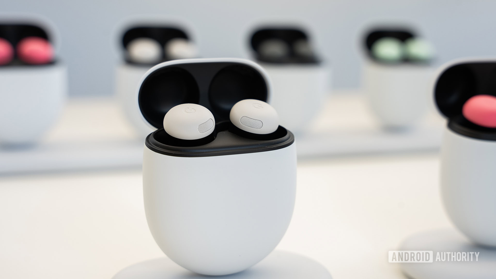 Google Pixel Buds Pro 2 na cor porcelana em pé na caixa com outras caixas Pixel Buds Pro 2 atrás dele Google Pixel Buds Pro 2 na cor porcelana em pé na caixa com outras caixas Pixel Buds Pro 2 atrás dele