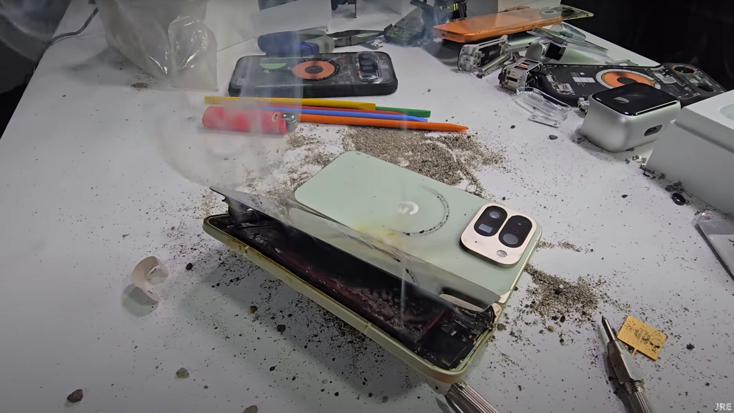 Teste de durabilidade explodida da bateria JerryRigEverything Google Pixel 10 Pro Fold Teste de durabilidade explodida da bateria JerryRigEverything Google Pixel 10 Pro Fold